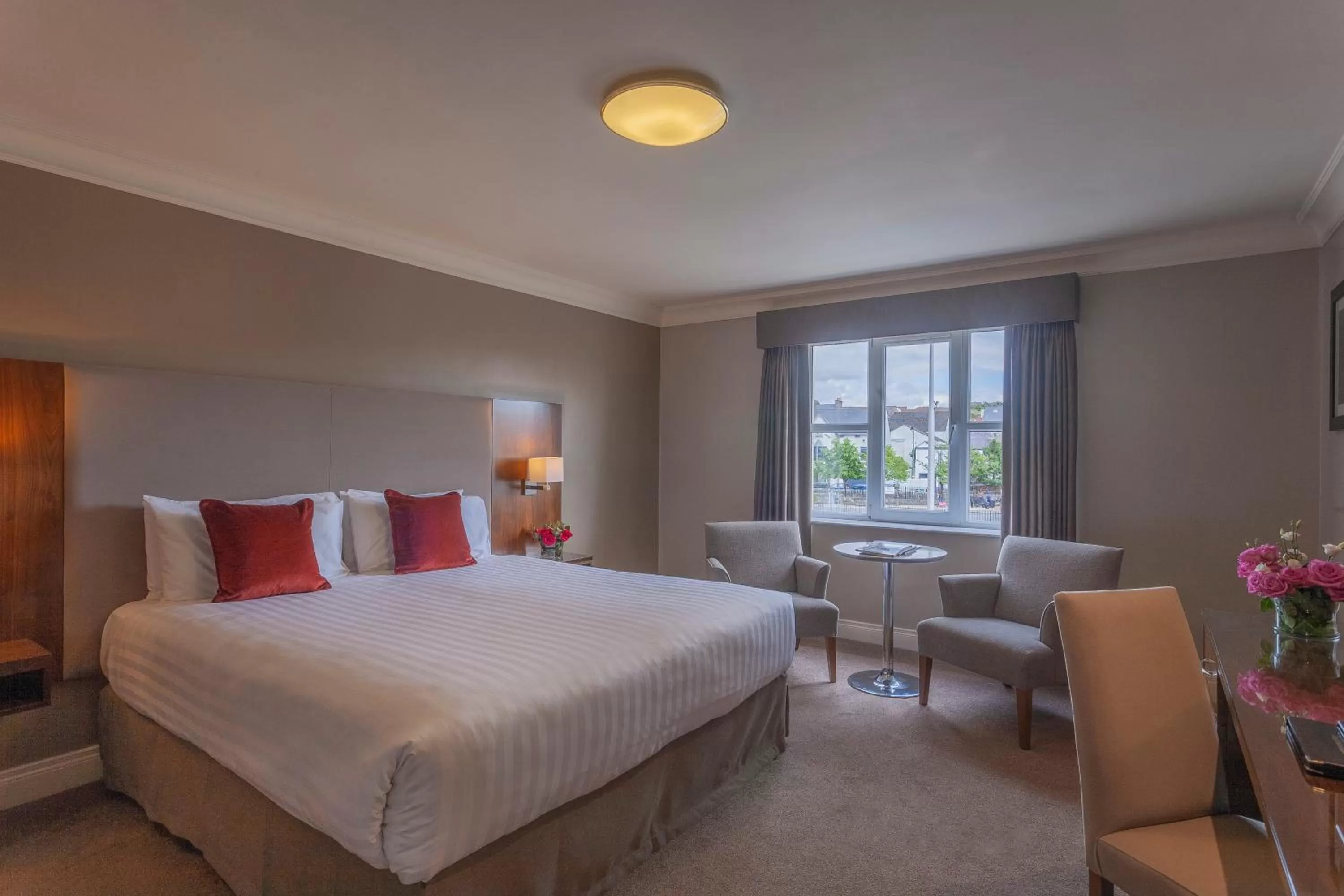 Photo of the whole room, Bed in Canal Court