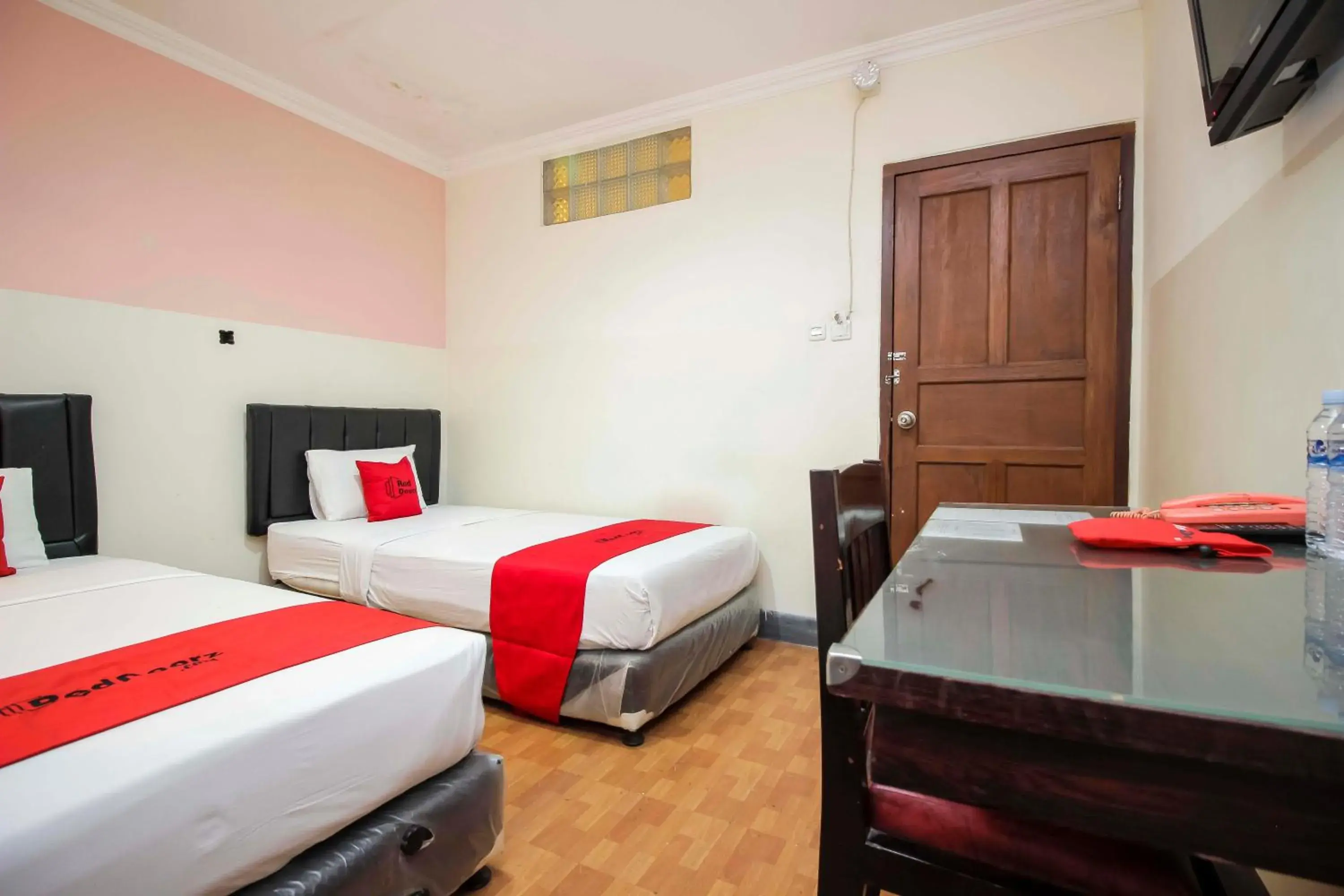 Bedroom, Bed in RedDoorz near Bethesda Manado