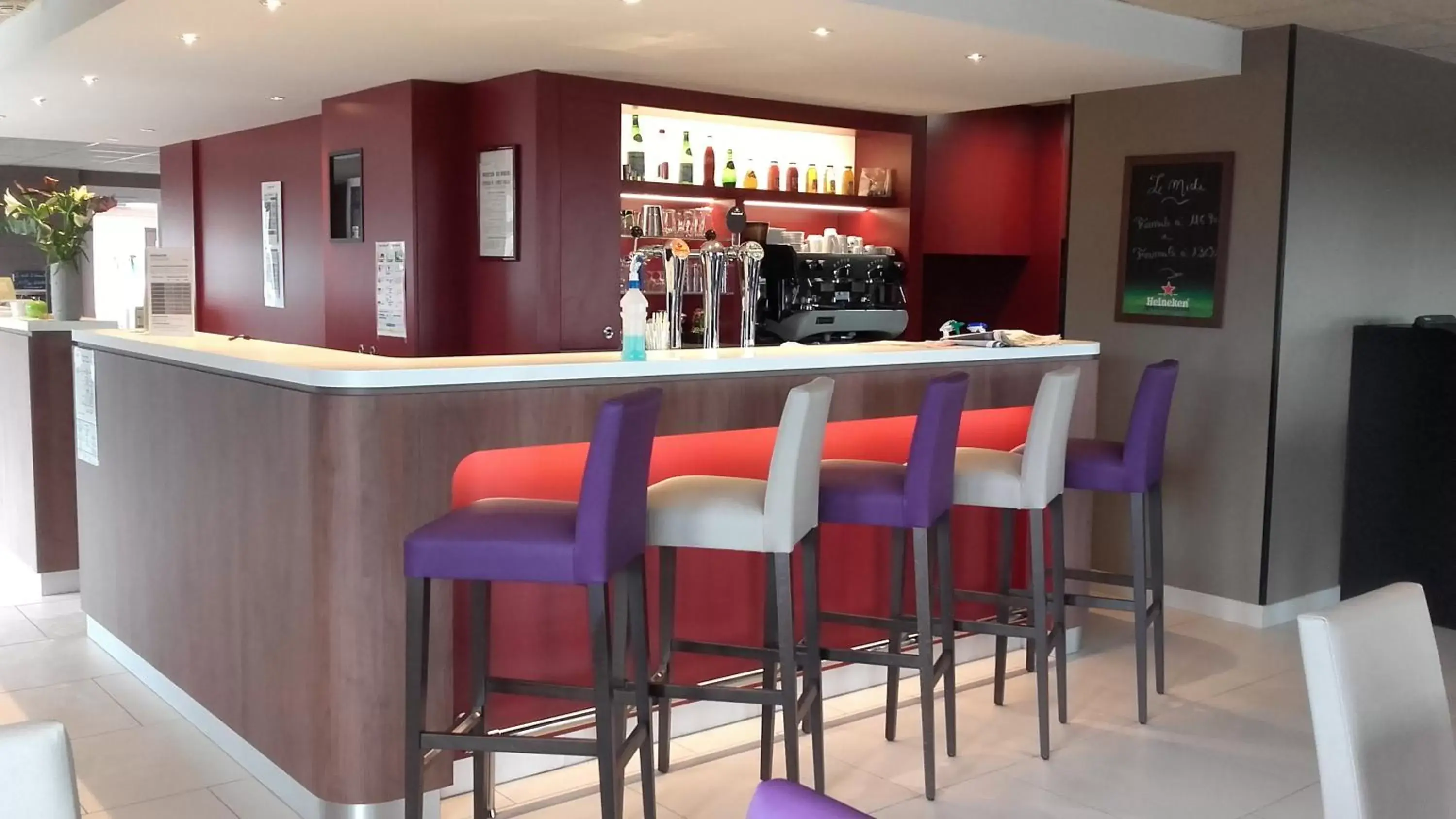 Lounge or bar, Lounge/Bar in Campanile Sablé-Sur-Sarthe Vion
