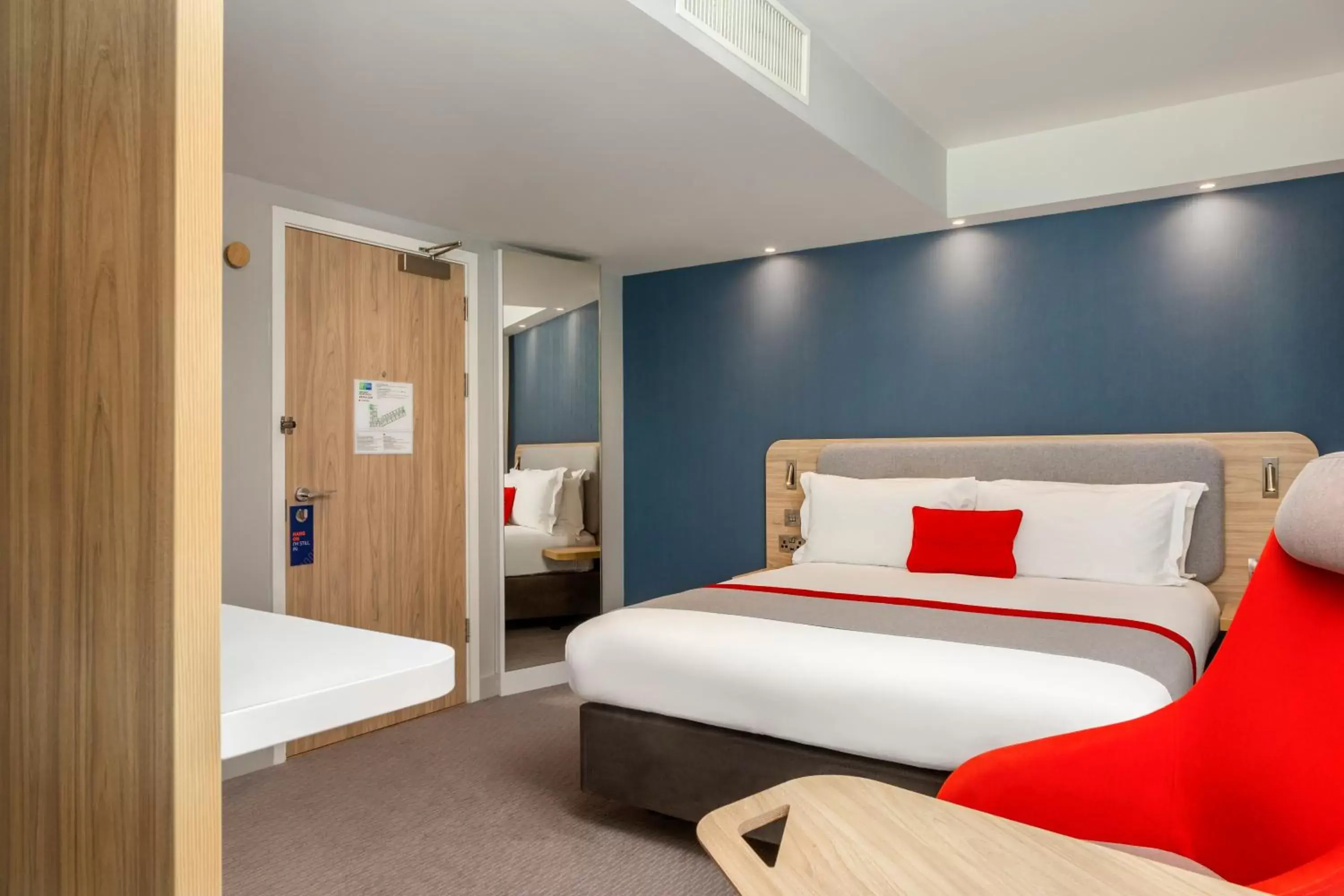 Photo of the whole room, Bed in Holiday Inn Express Dublin City Centre