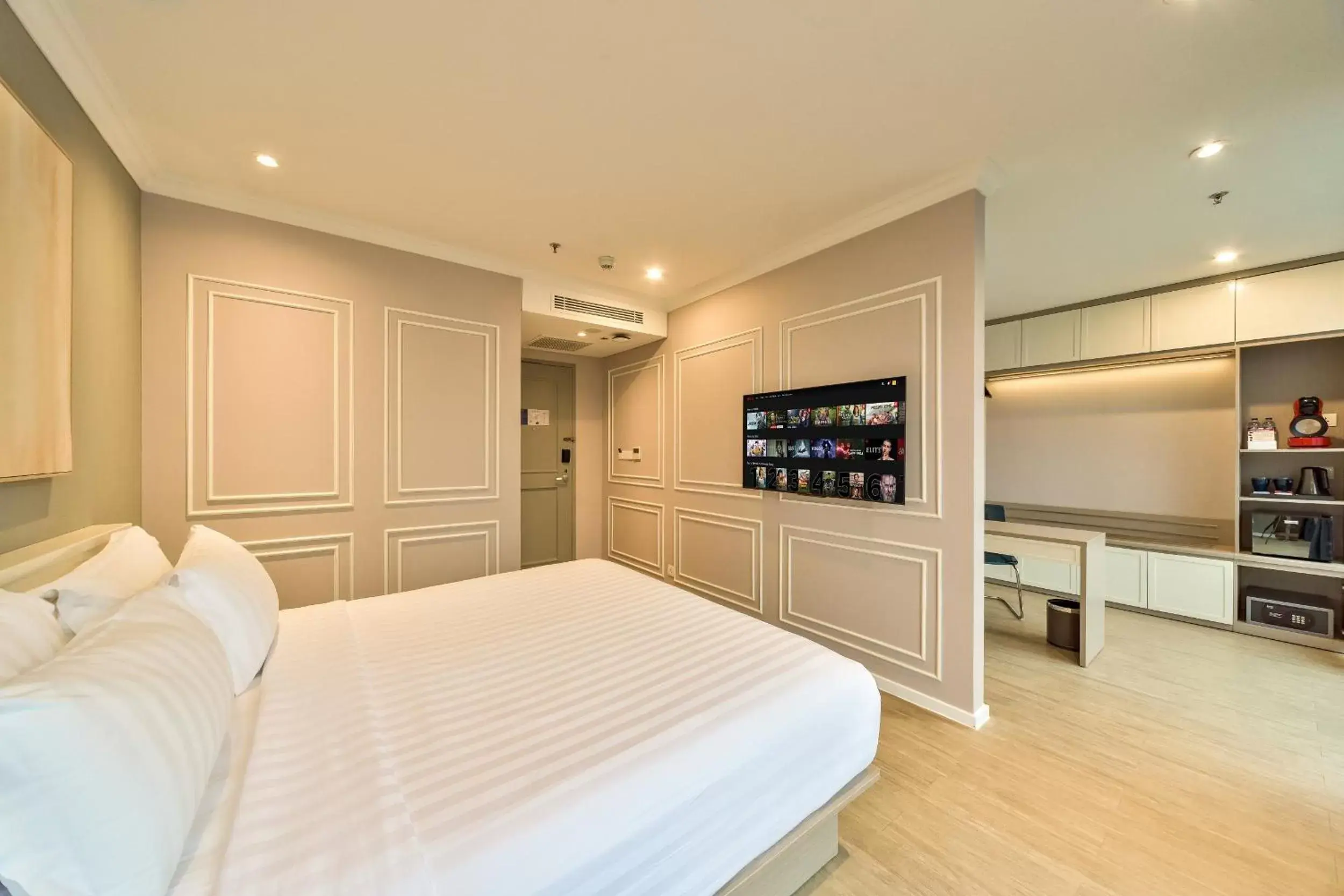 Bedroom, Bed in Ashley Sabang Jakarta