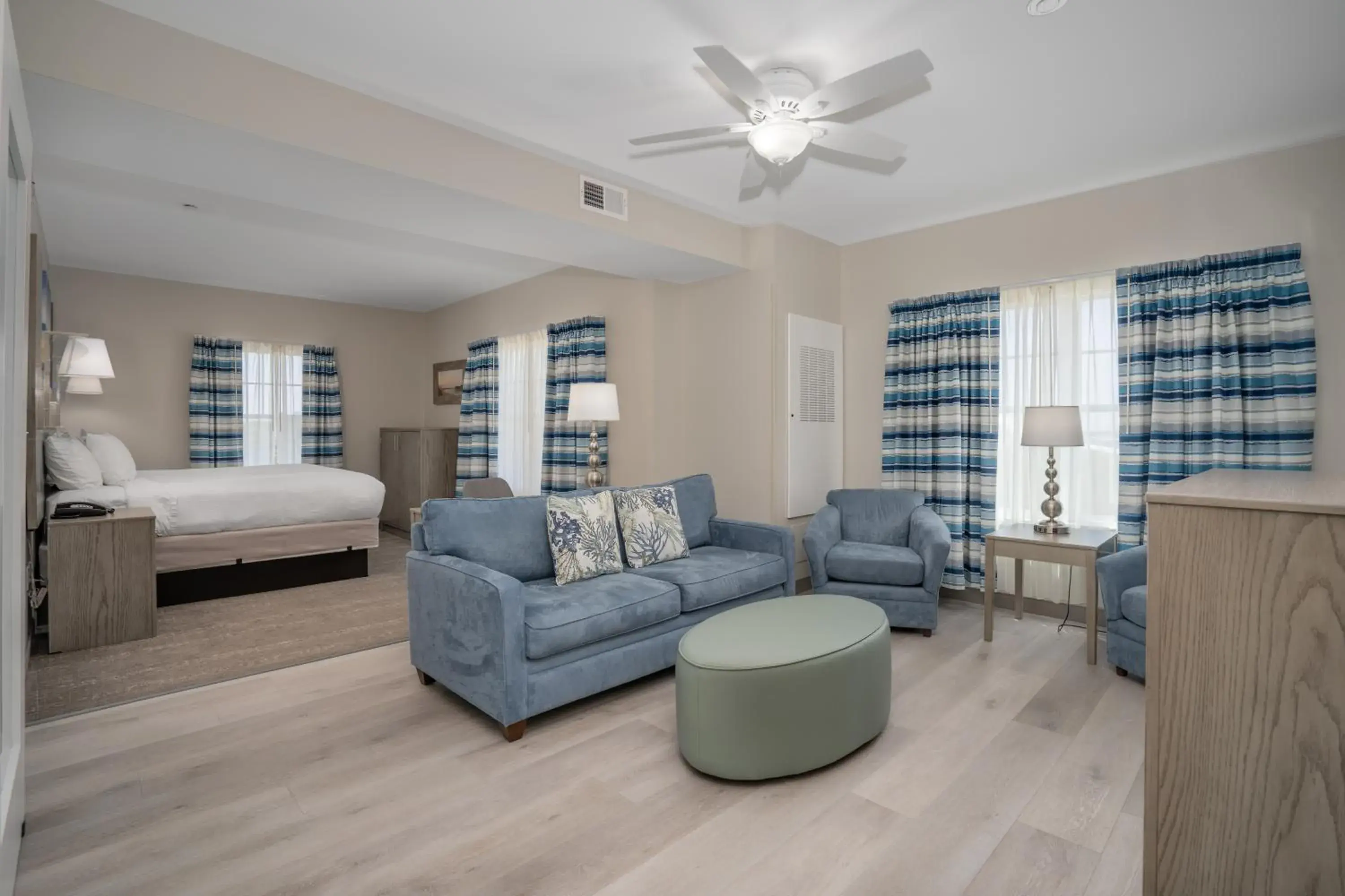 Living room, Seating Area in Lighthouse Suites - Best Western Signature Collection