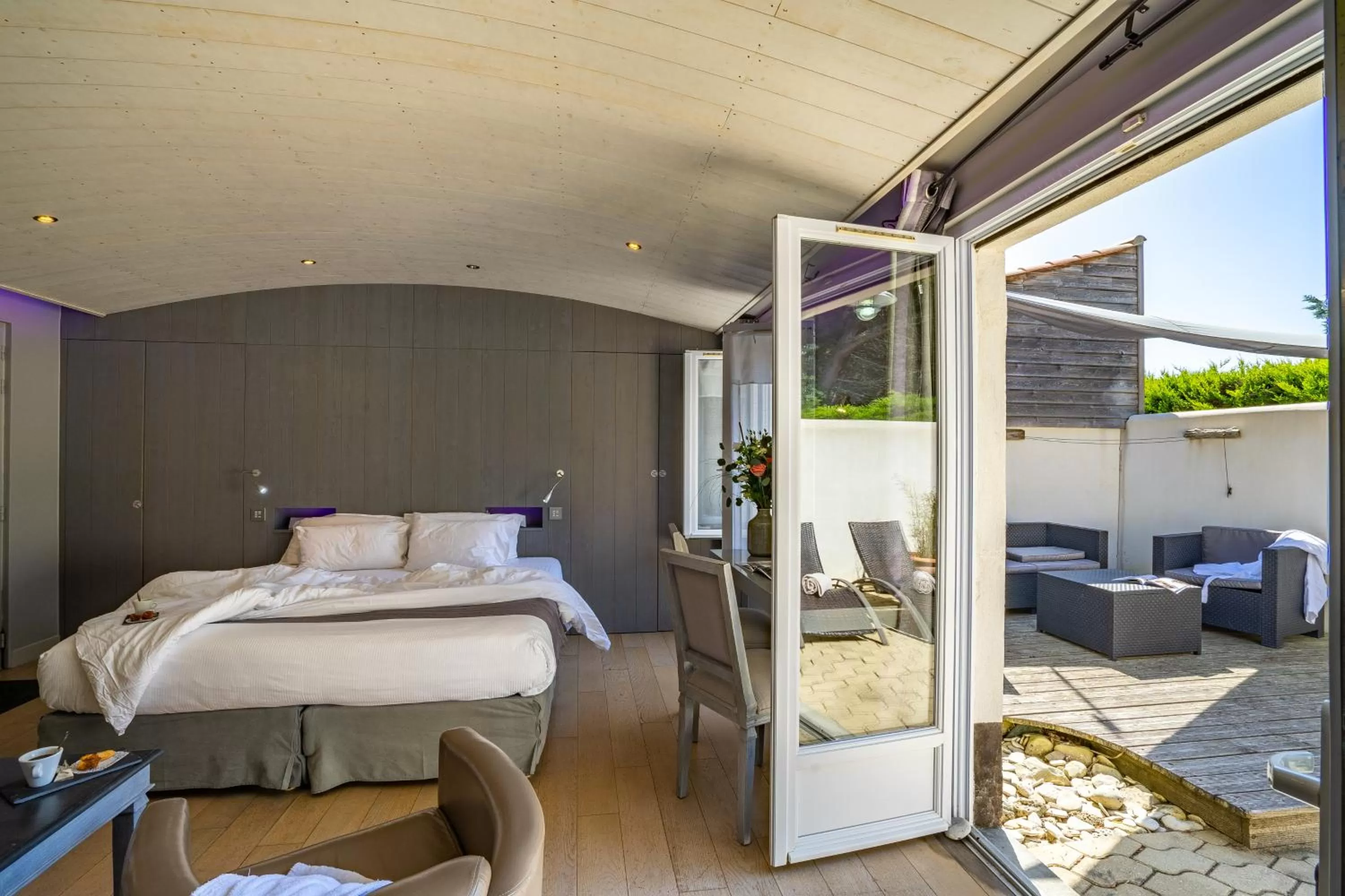 Patio, Bed in Elégance Suites Hôtel