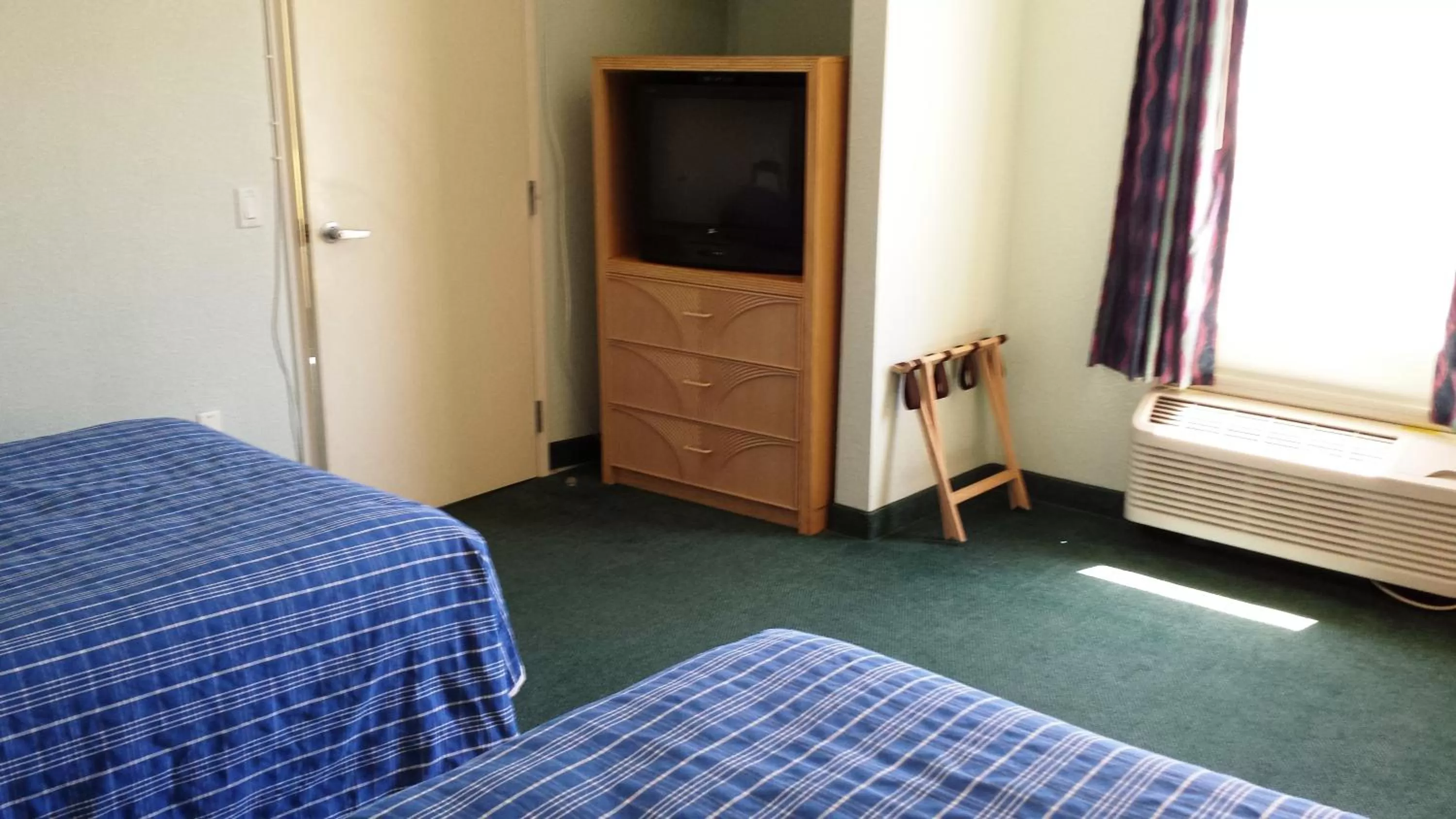 Bedroom, Bed in Cocoa Beach Suites Hotel