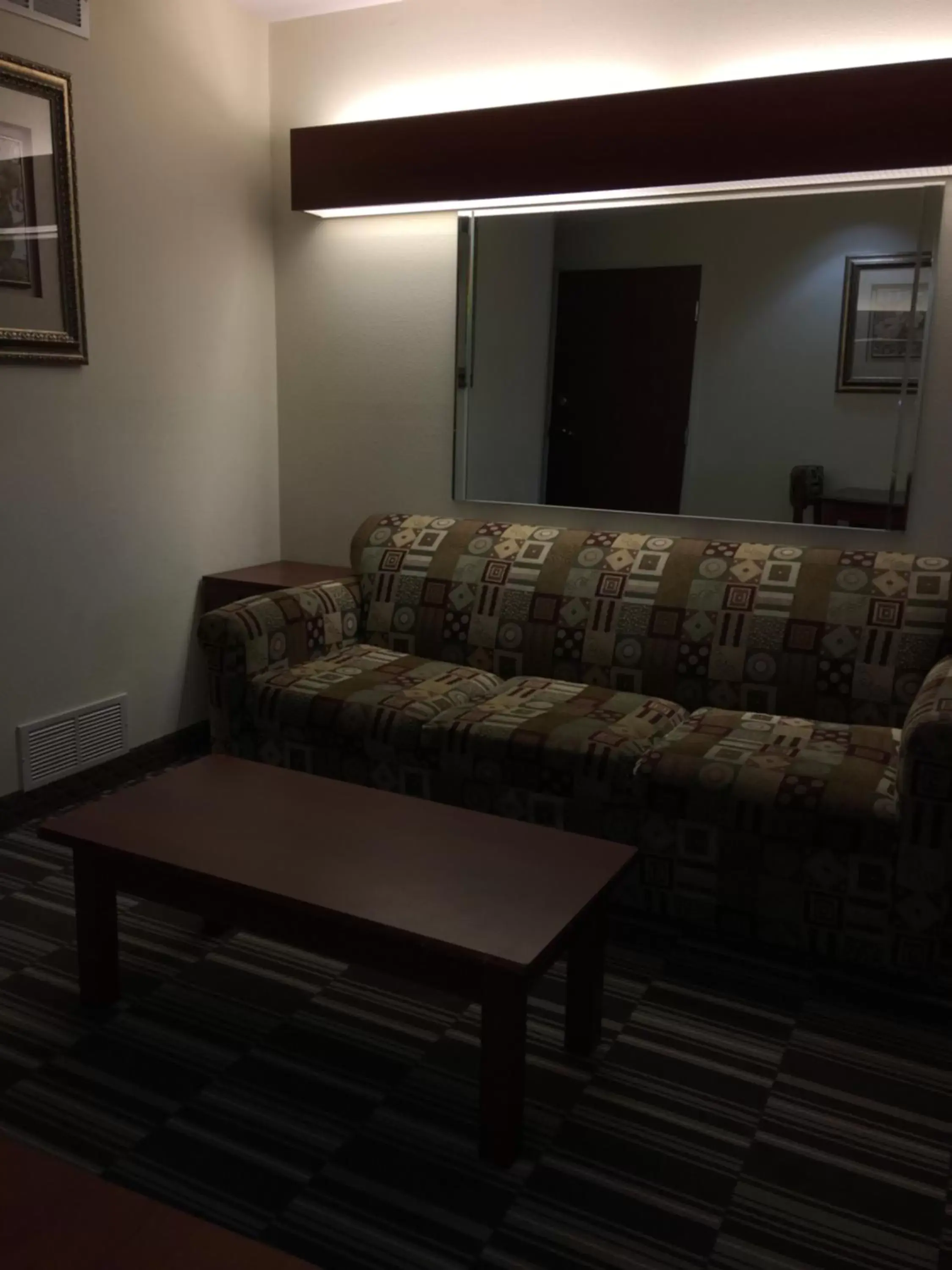 Seating Area in Microtel Inn & Suites by Wyndham Indianapolis Airport