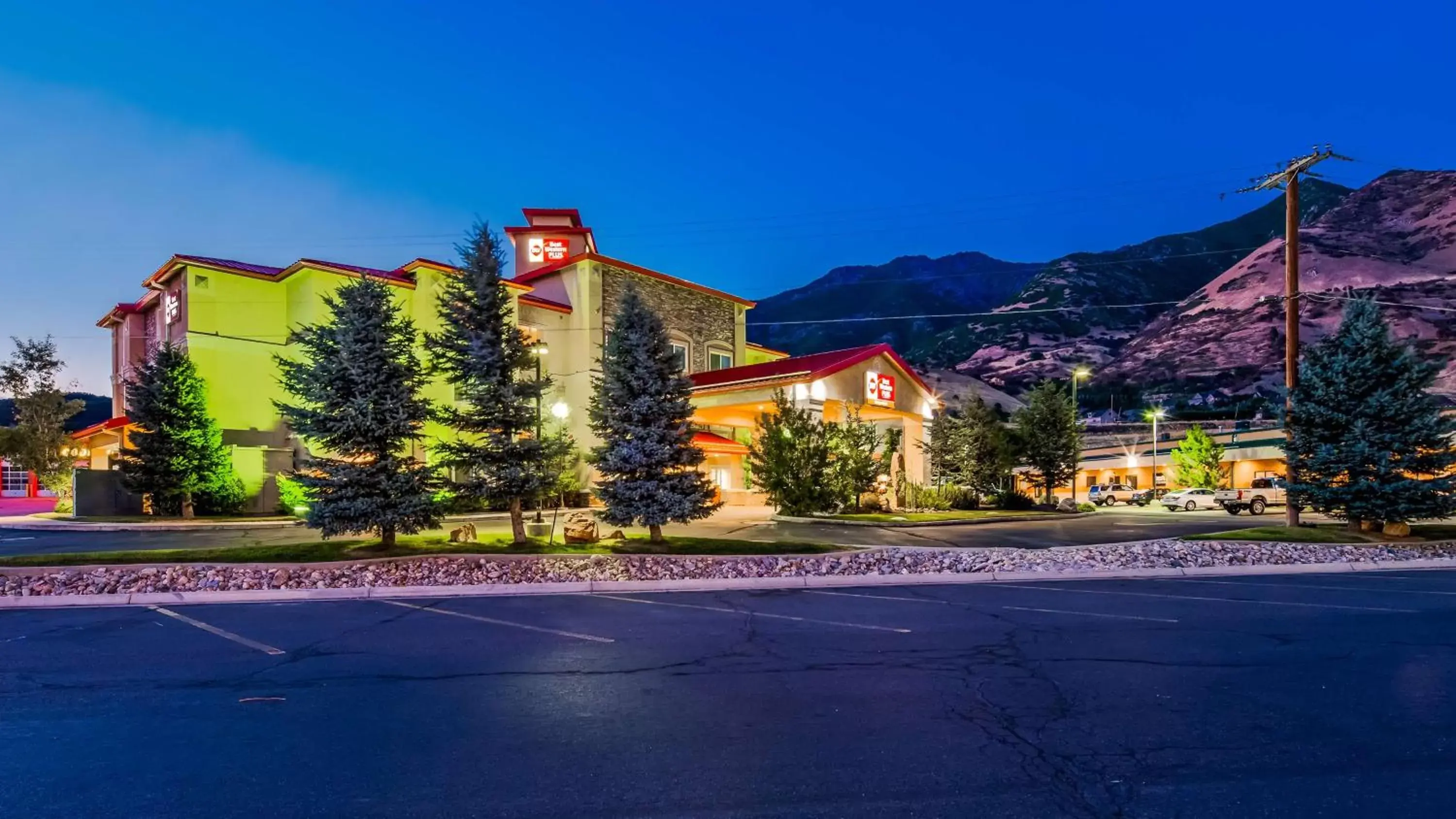 Property Building in Best Western Plus Canyon Pines