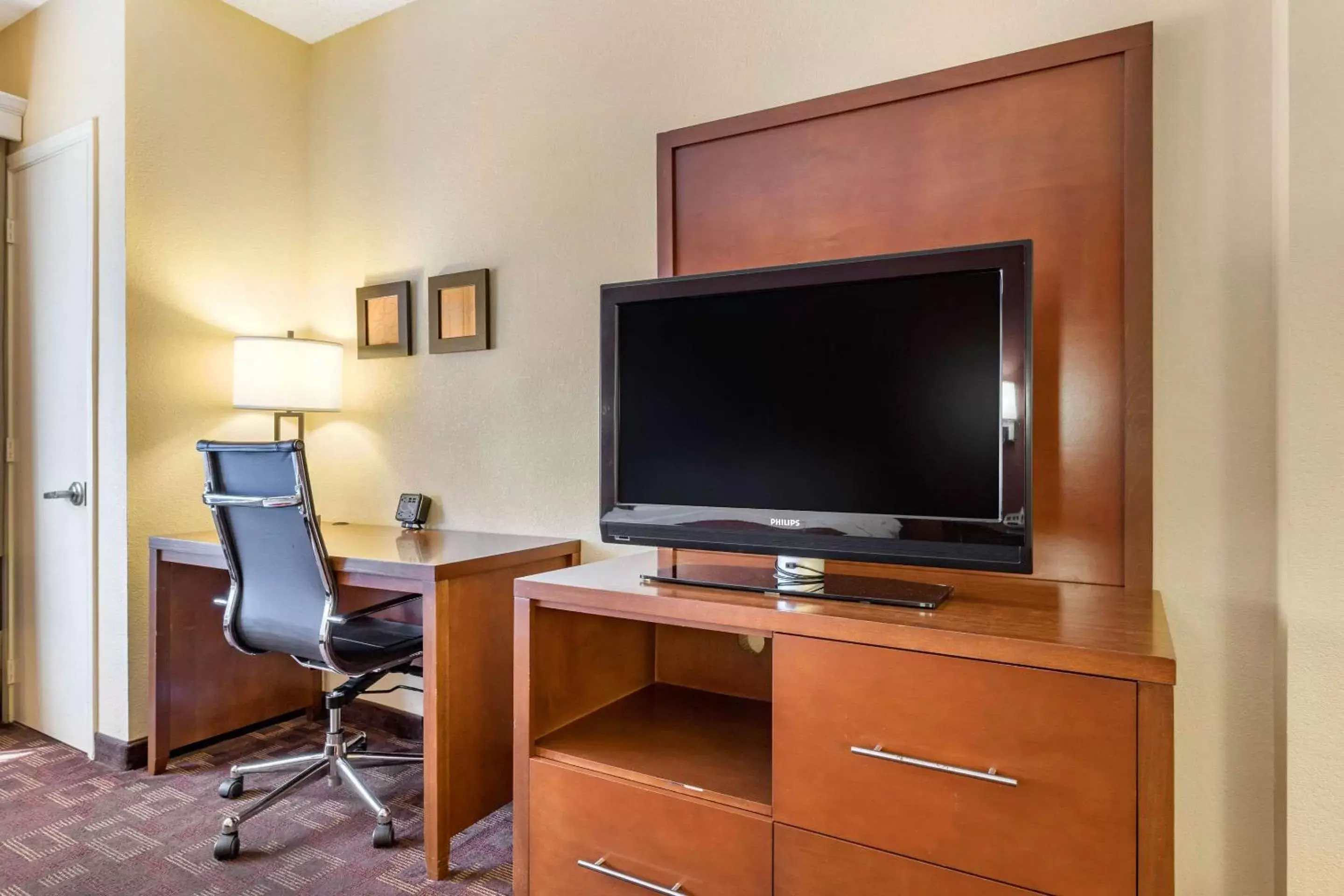 Photo of the whole room, TV/Entertainment Center in Comfort Suites Houston Galleria