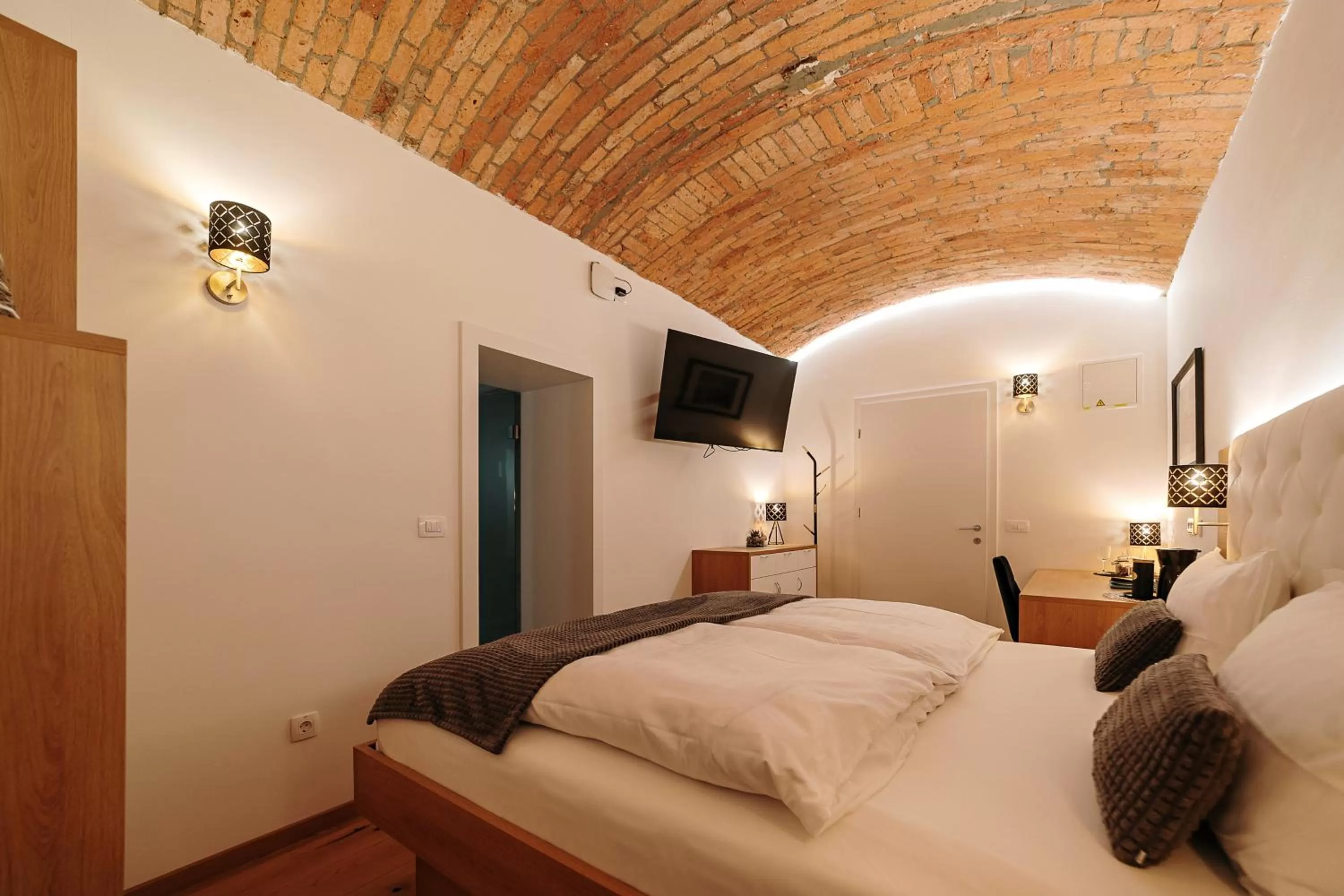 Property building, Bed in Operna klet Ljubljana