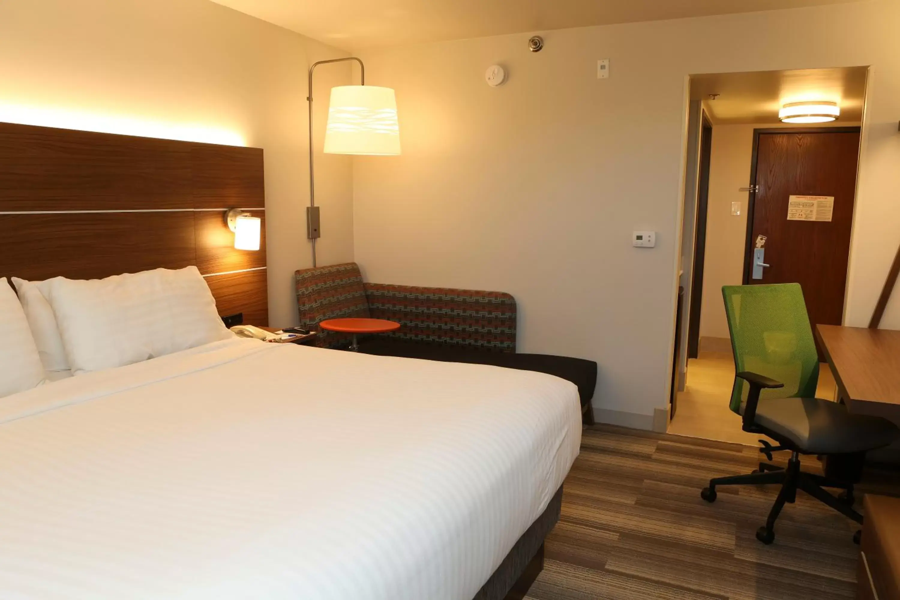Bed in Holiday Inn Express Phoenix-Airport/University Drive, an IHG Hotel