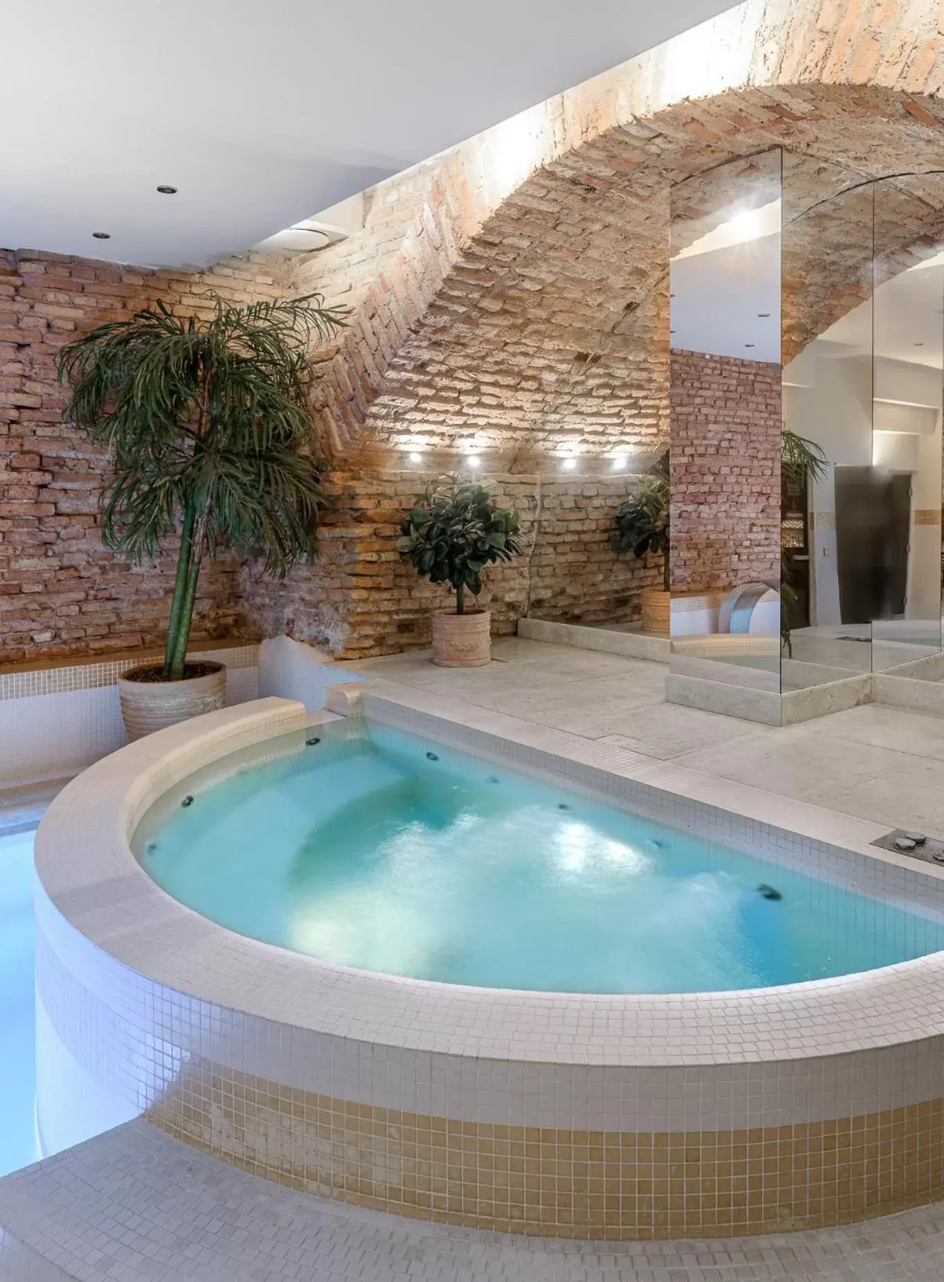 Hot Tub, Swimming Pool in NARUTIS hotel