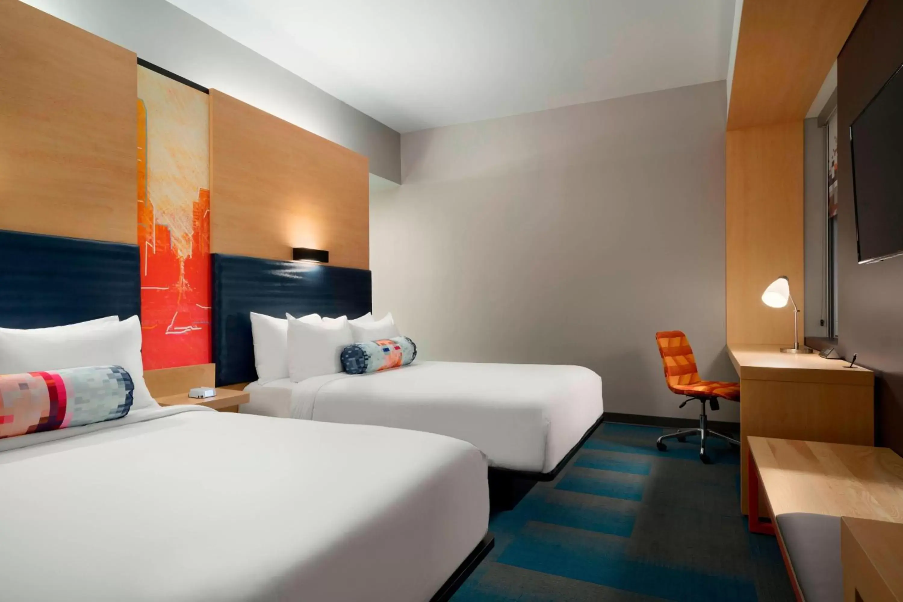 Photo of the whole room, Bed in Aloft Columbia Downtown