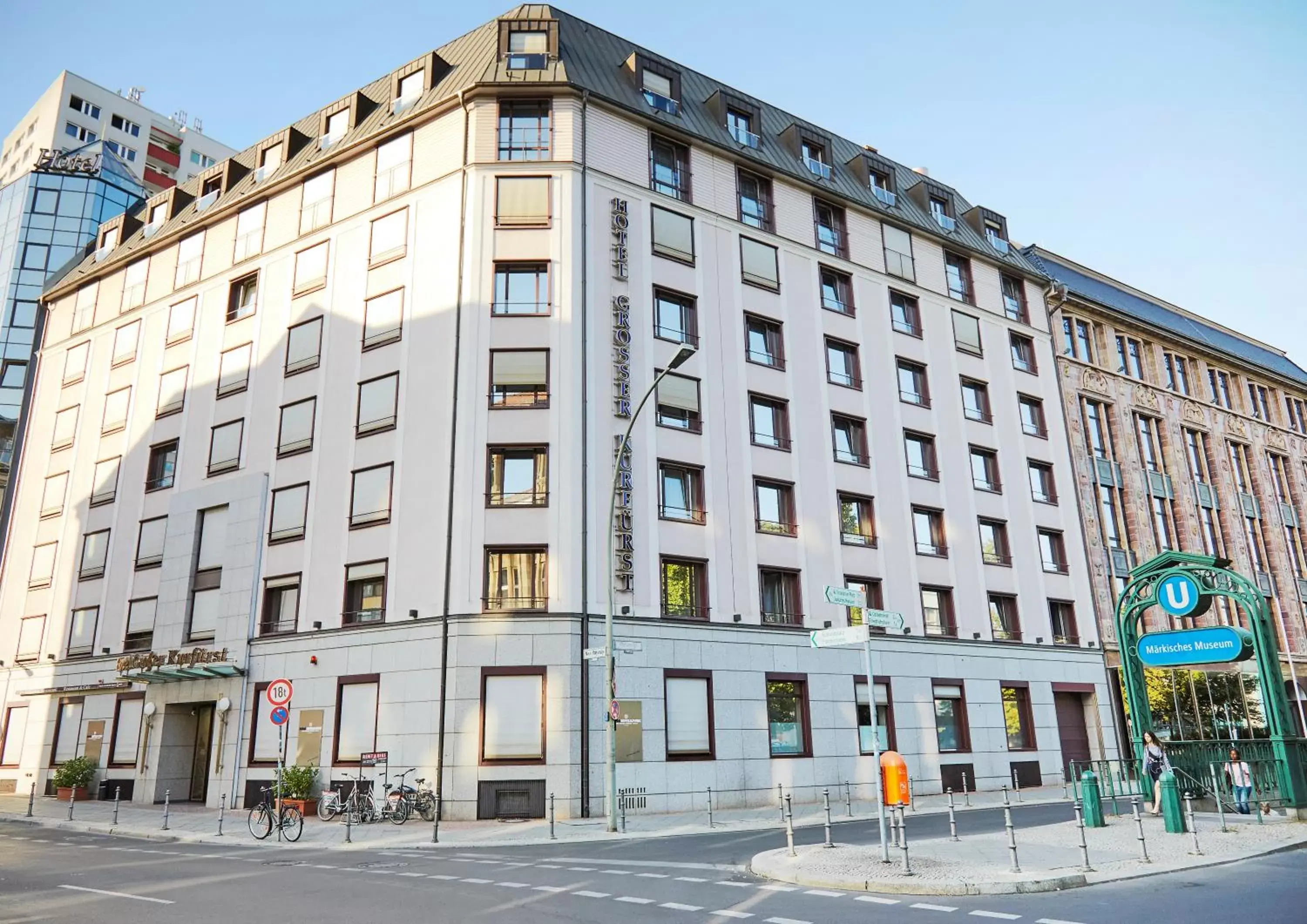 Facade/entrance, Property Building in Living Hotel Großer Kurfürst