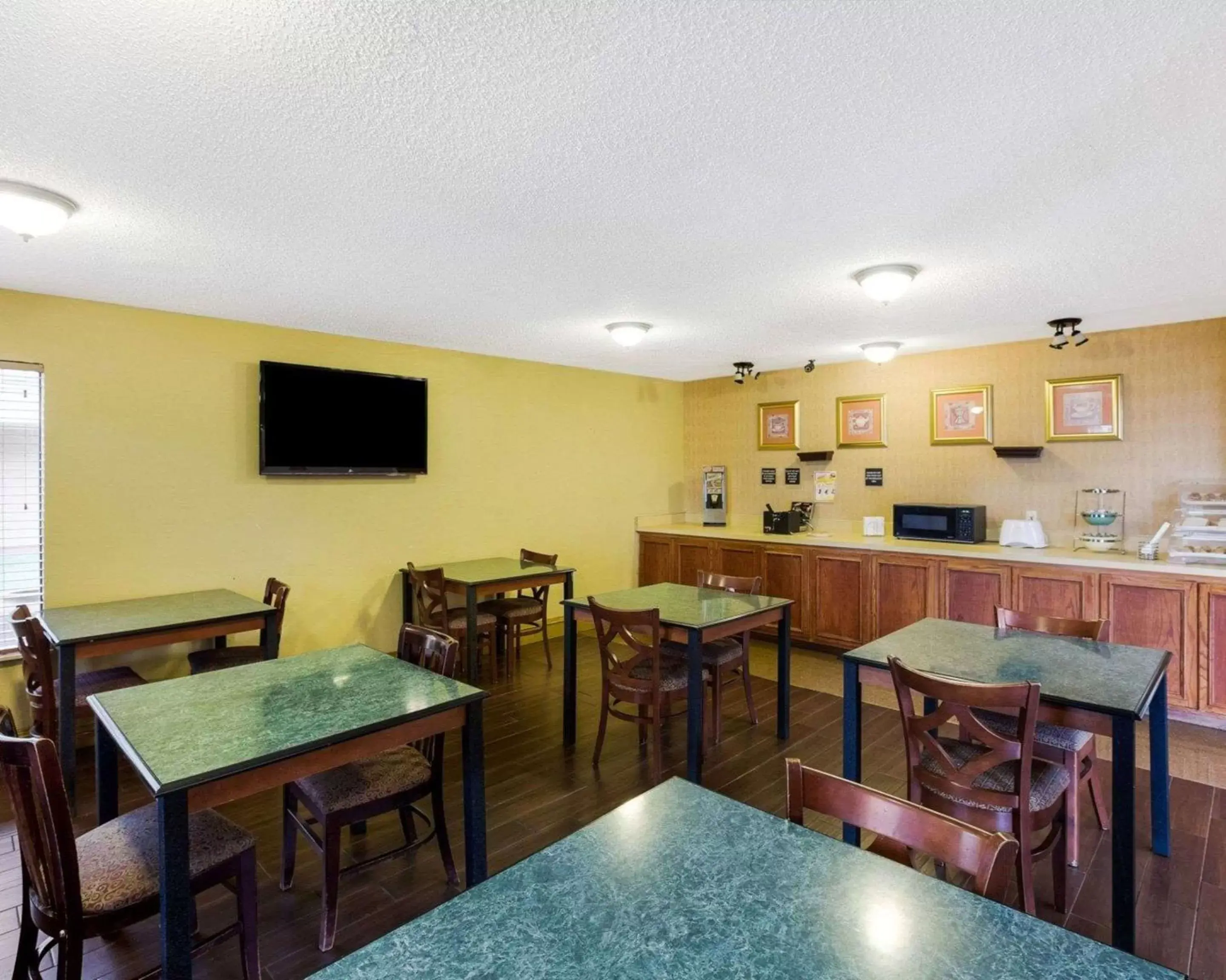 Restaurant/places to eat in Rodeway Inn & Suites South of Fiesta Park Restaurant/places to eat in Rodeway Inn & Suites South of Fiesta Park
