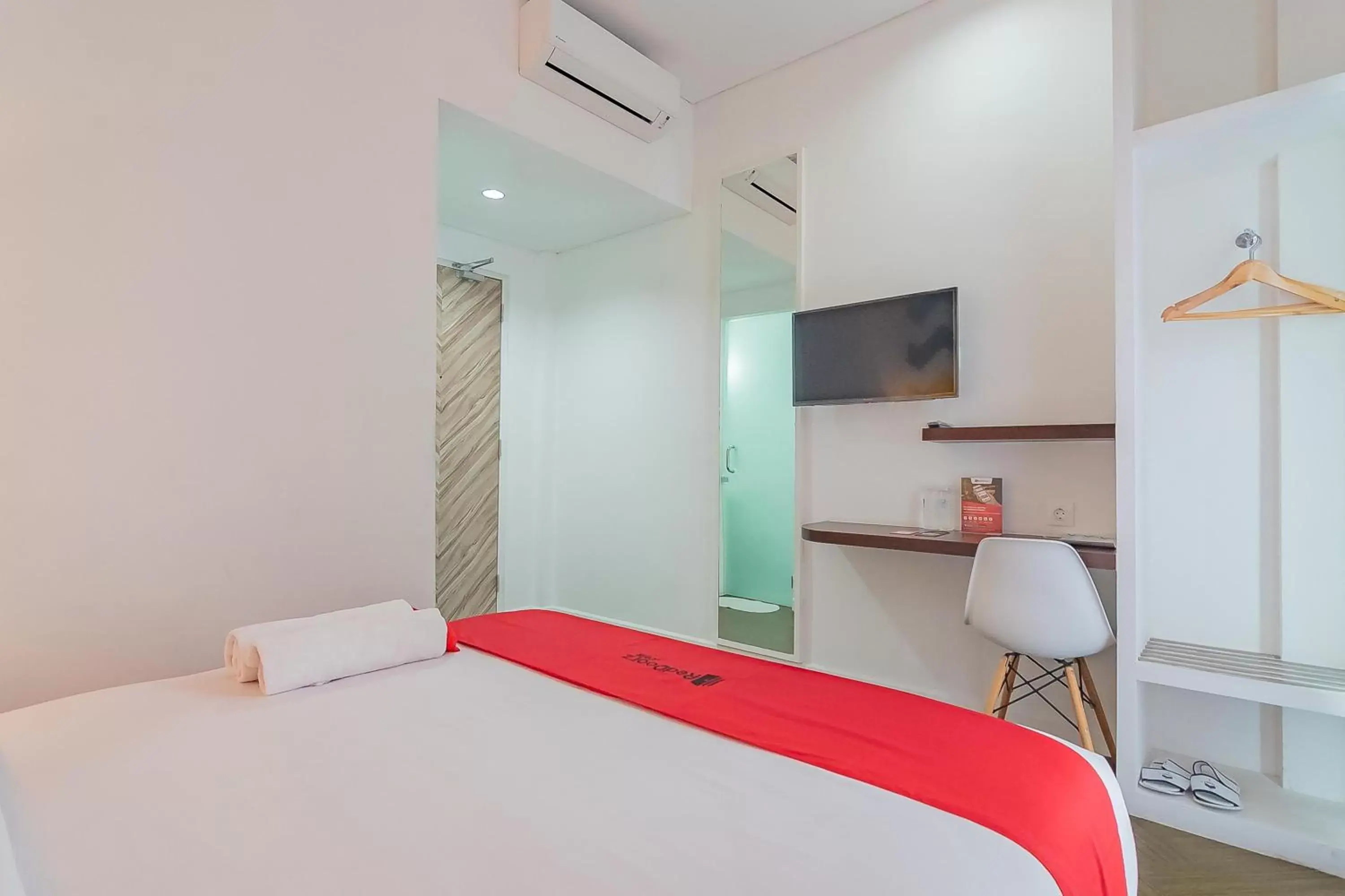 Bed in RedDoorz Premium @ Hotel Hebat