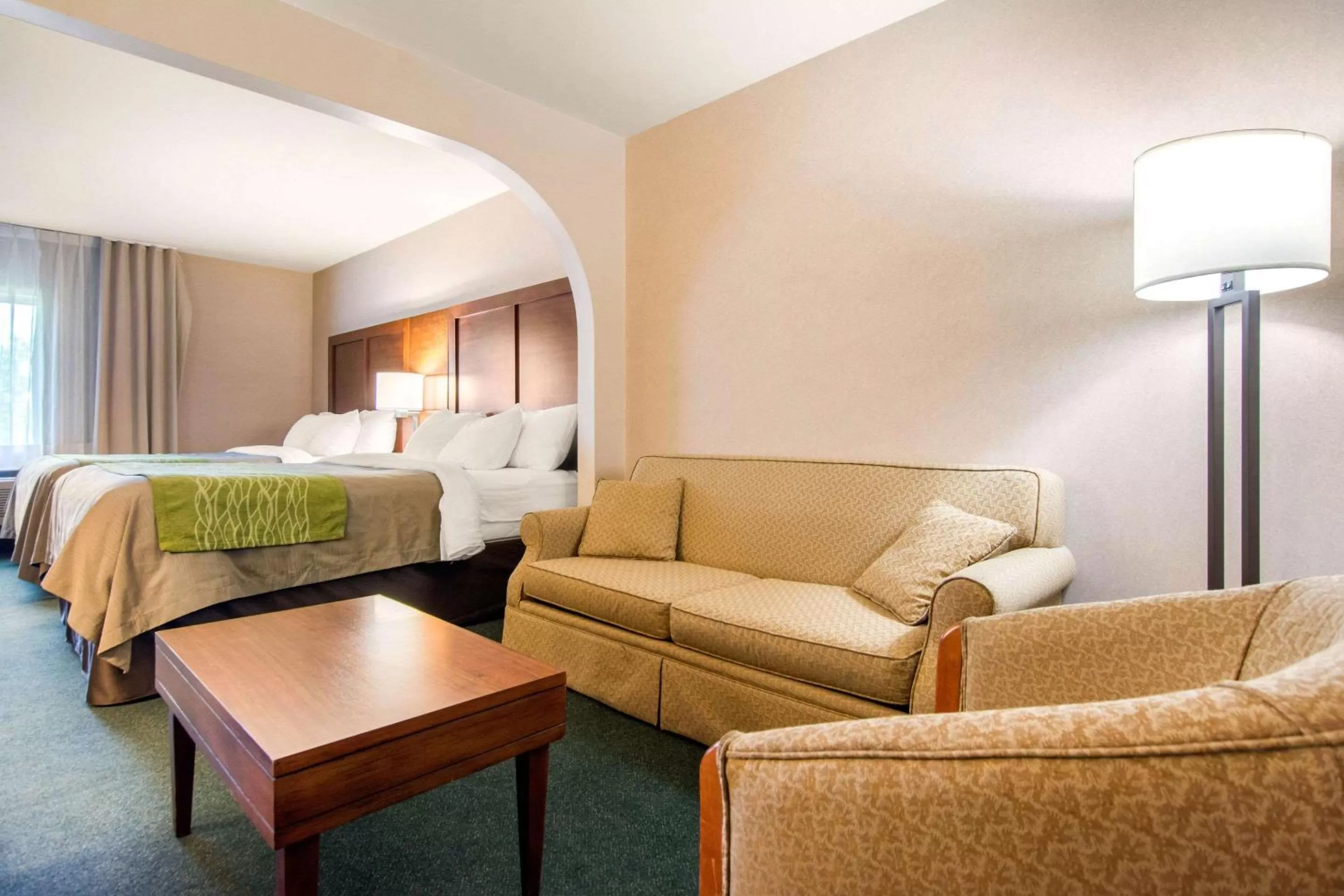 Photo of the whole room, Bed in Comfort Inn & Suites Shawinigan