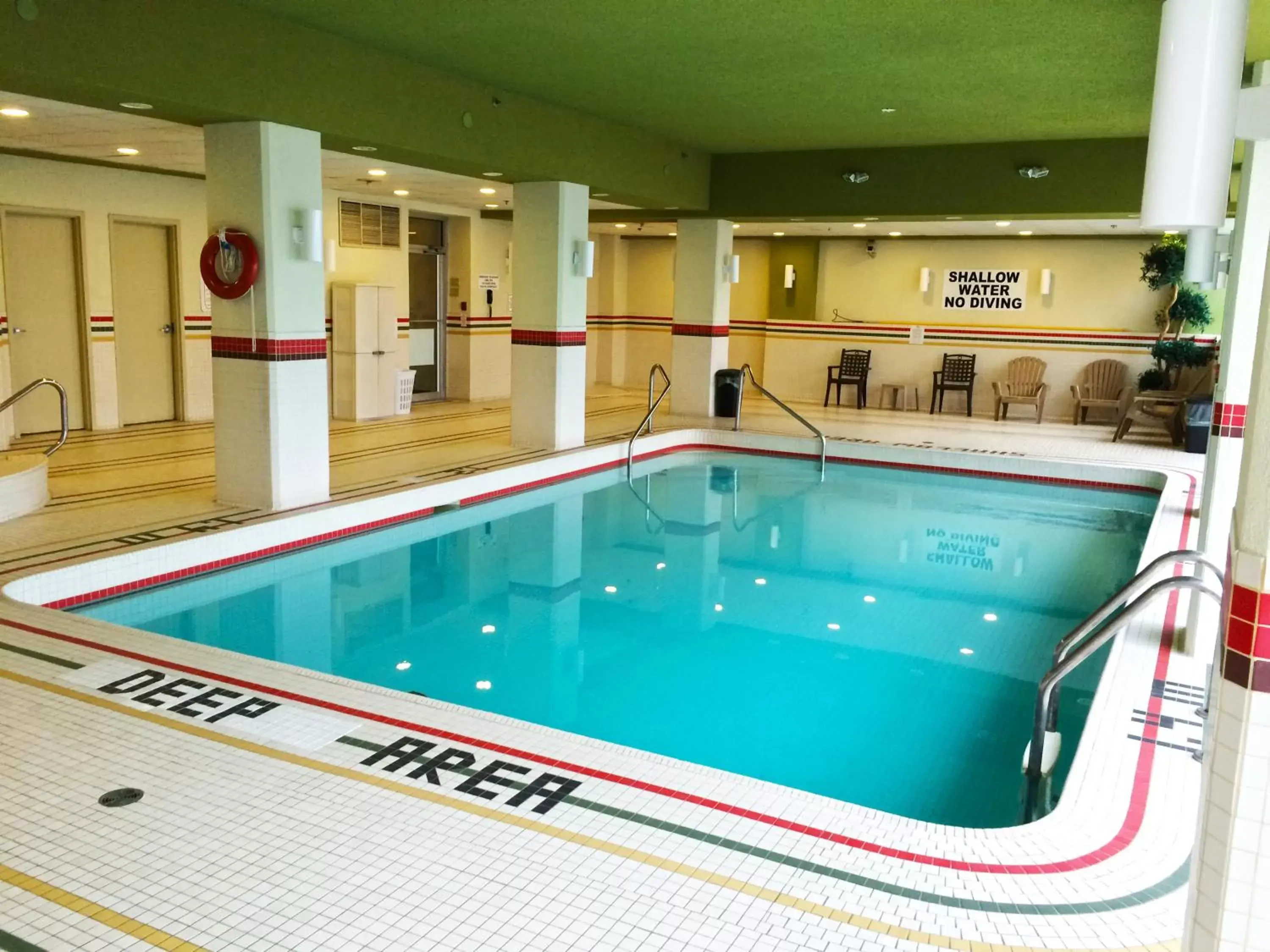 Swimming Pool in The Oakes Hotel Overlooking the Falls