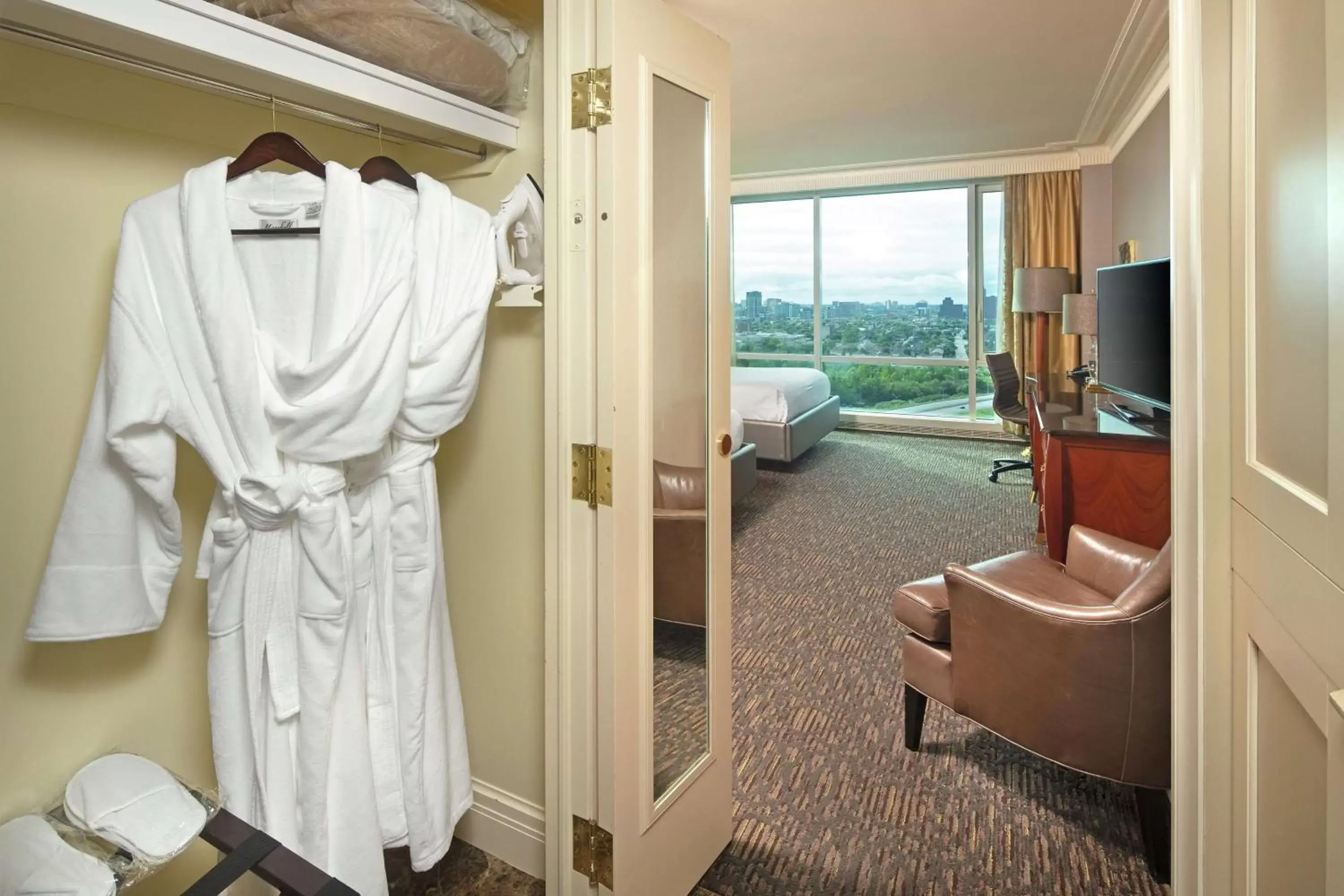 Bedroom, Bathroom in Hilton Lac-Leamy