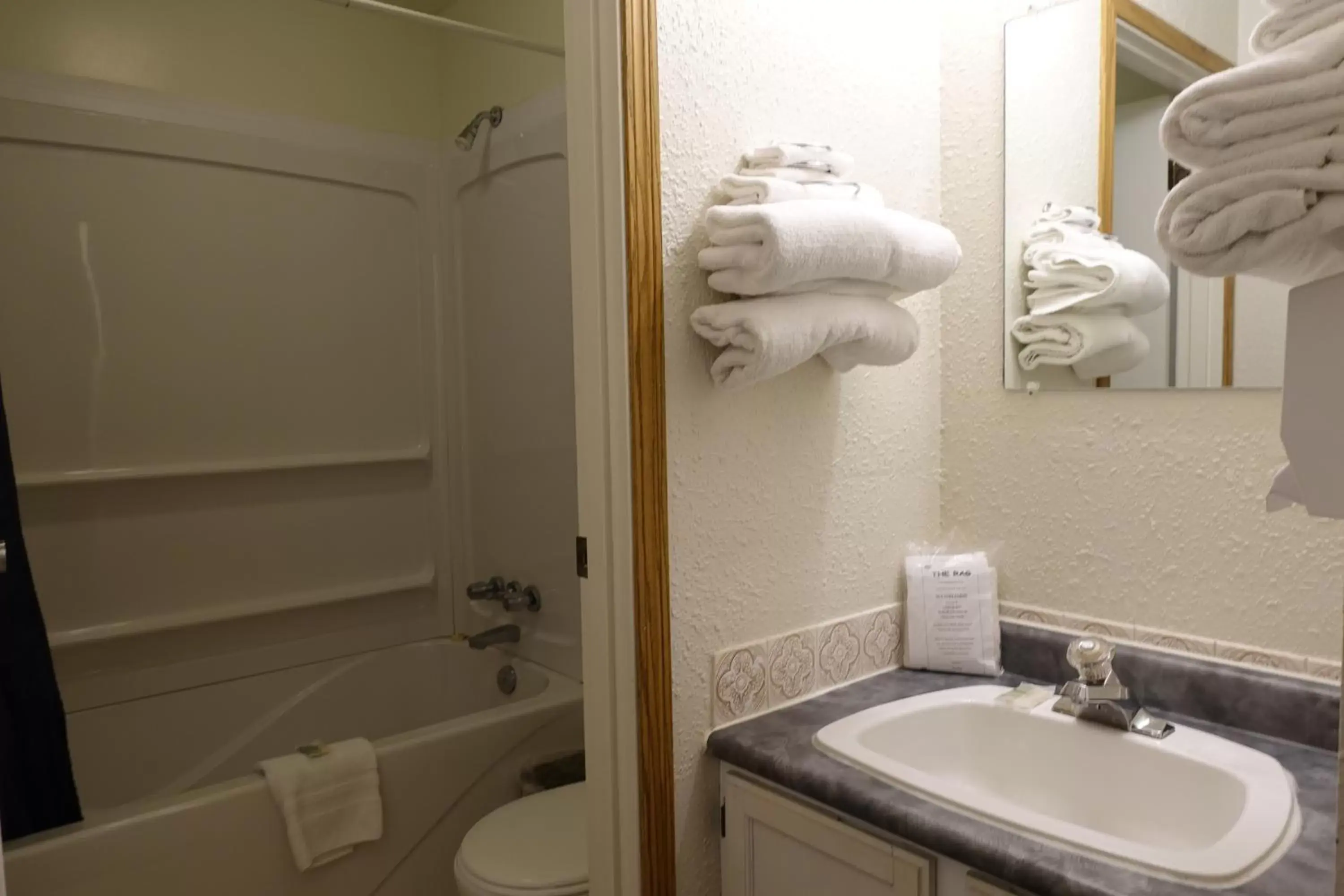 Bathroom in Armada Inn Motel