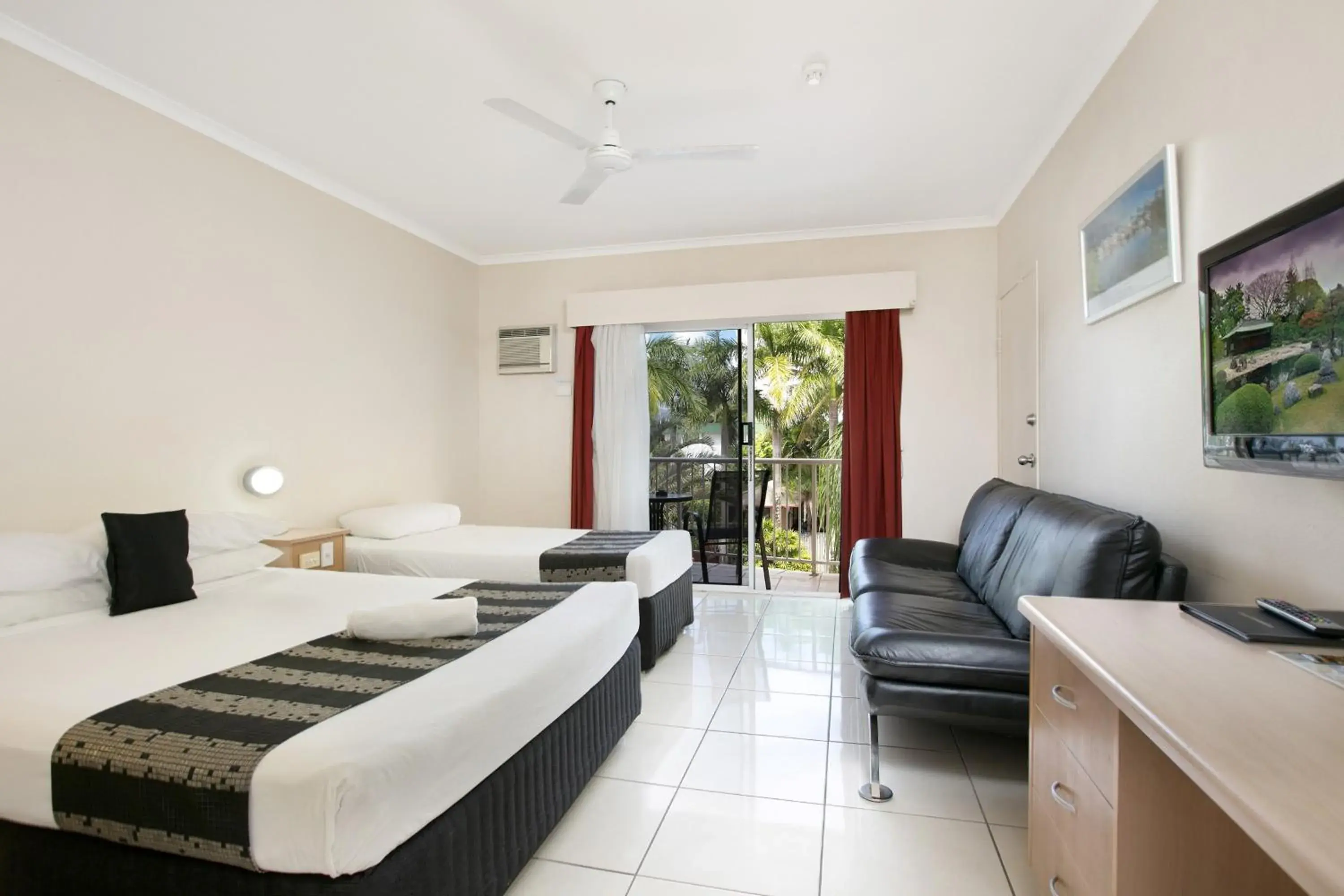 Photo of the whole room in Cairns City Sheridan Motel