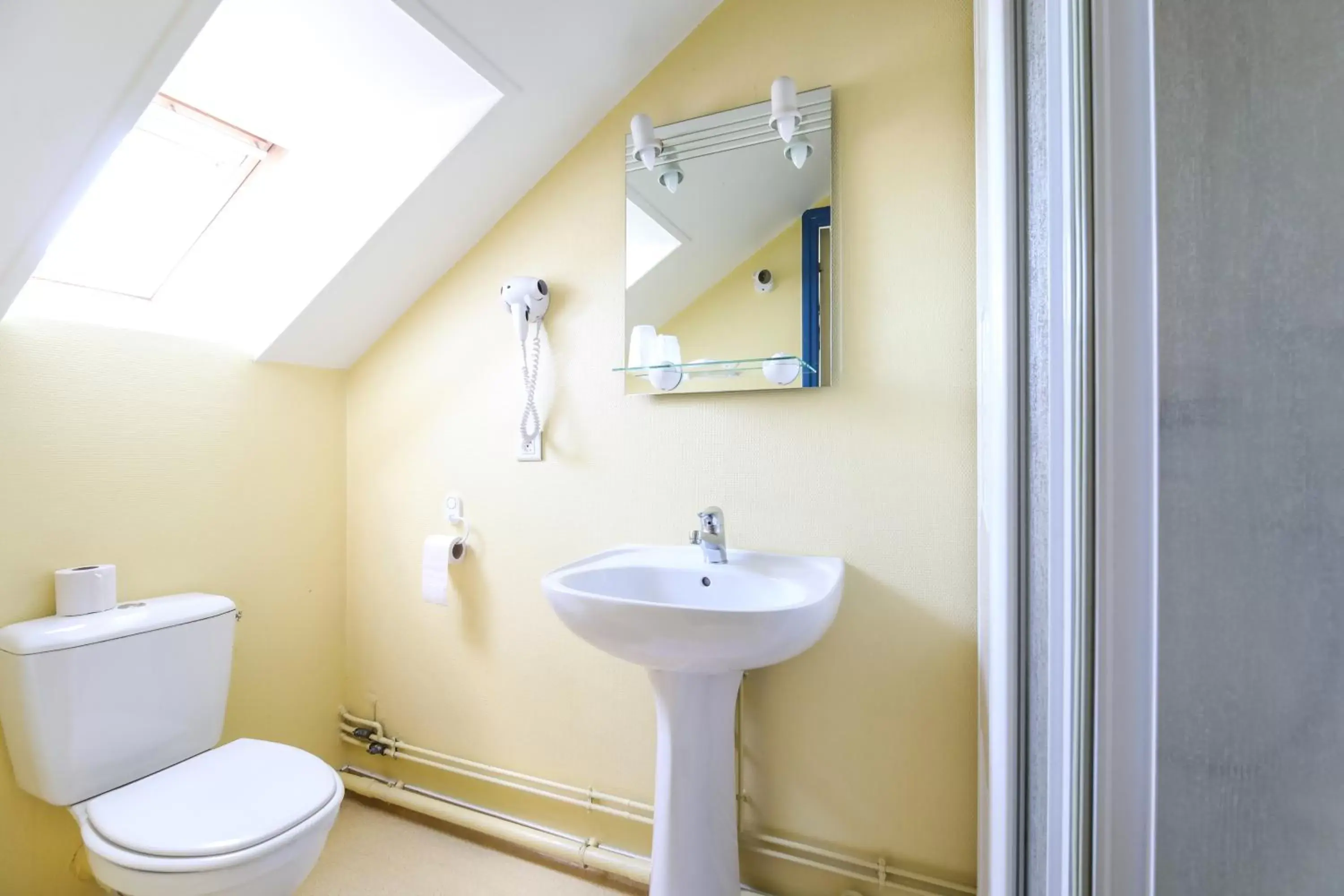 Bathroom in Montdidier Hôtel