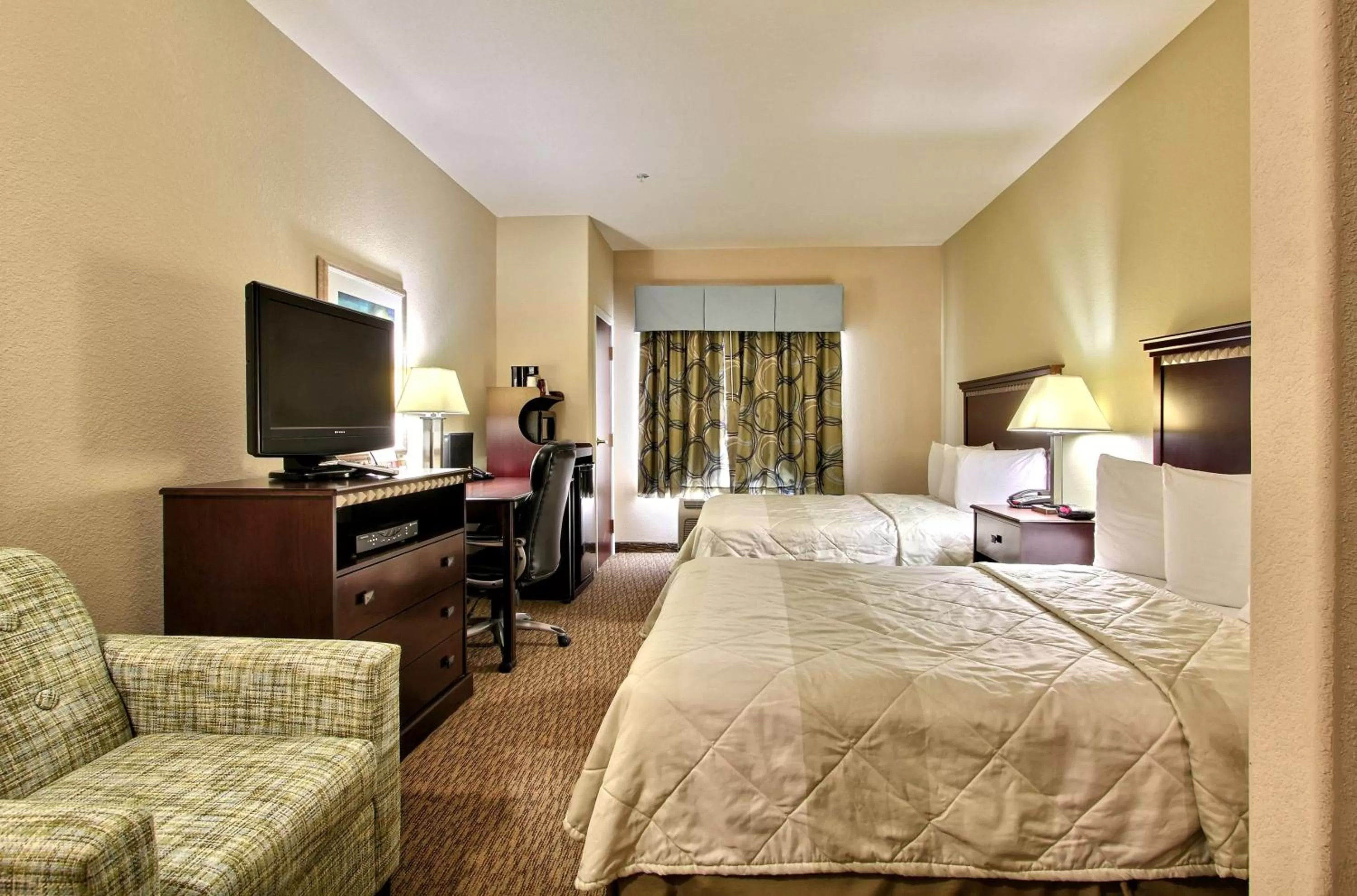 Bed in Magnolia Inn and Suites Pooler