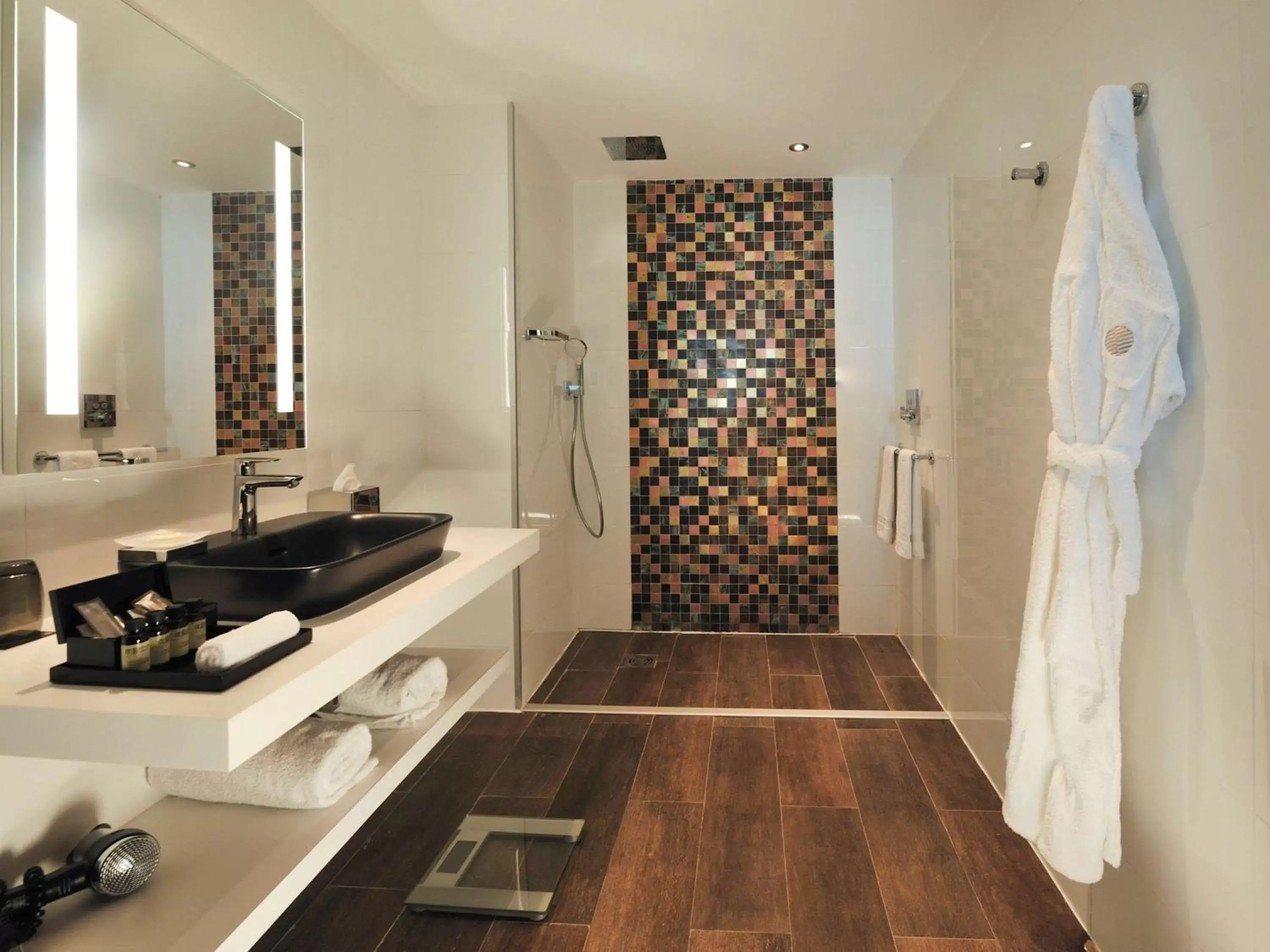 Photo of the whole room, Bathroom in Pullman Dakar Teranga