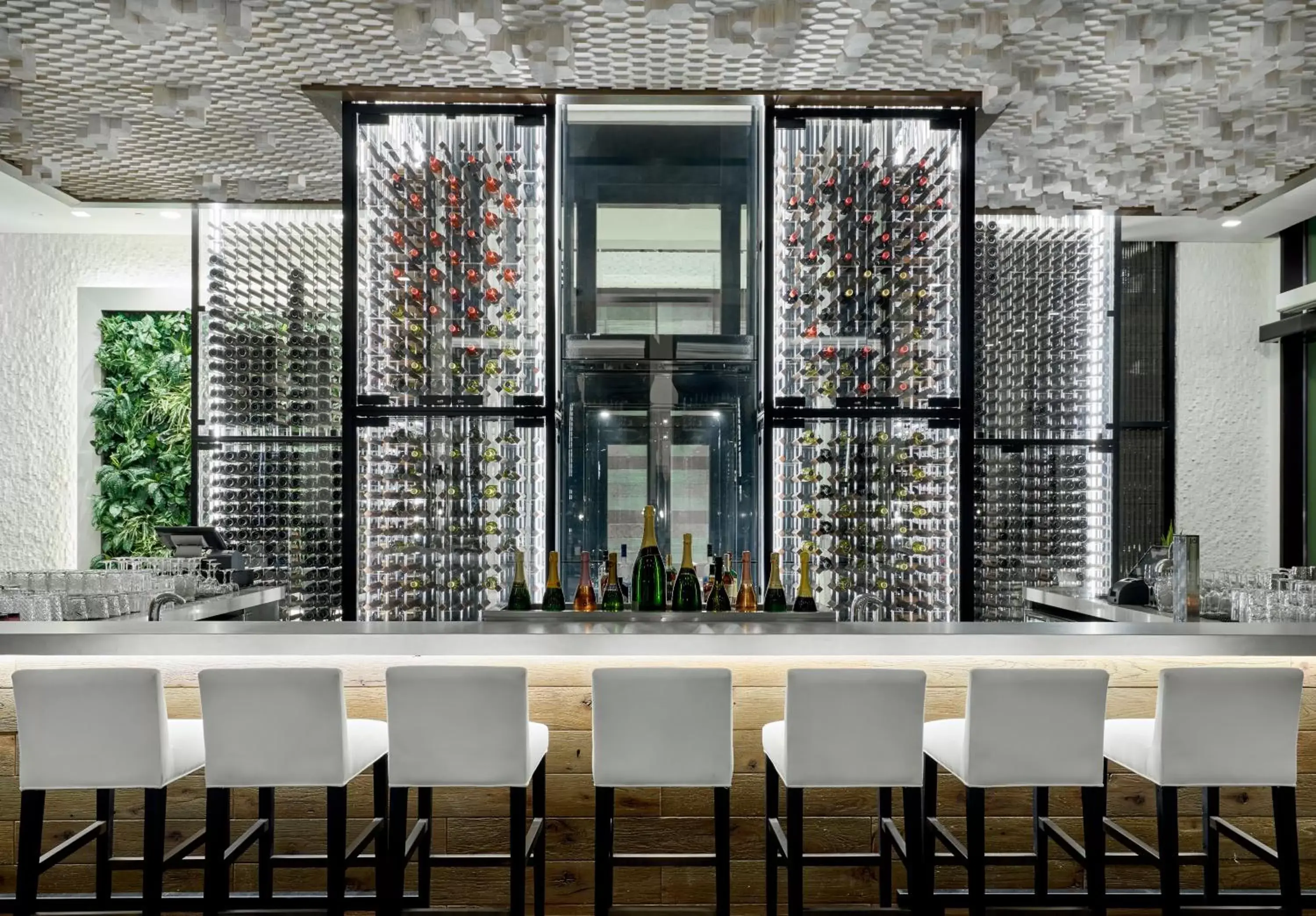 Lounge or bar in InterContinental Doha Beach & Spa, an IHG Hotel