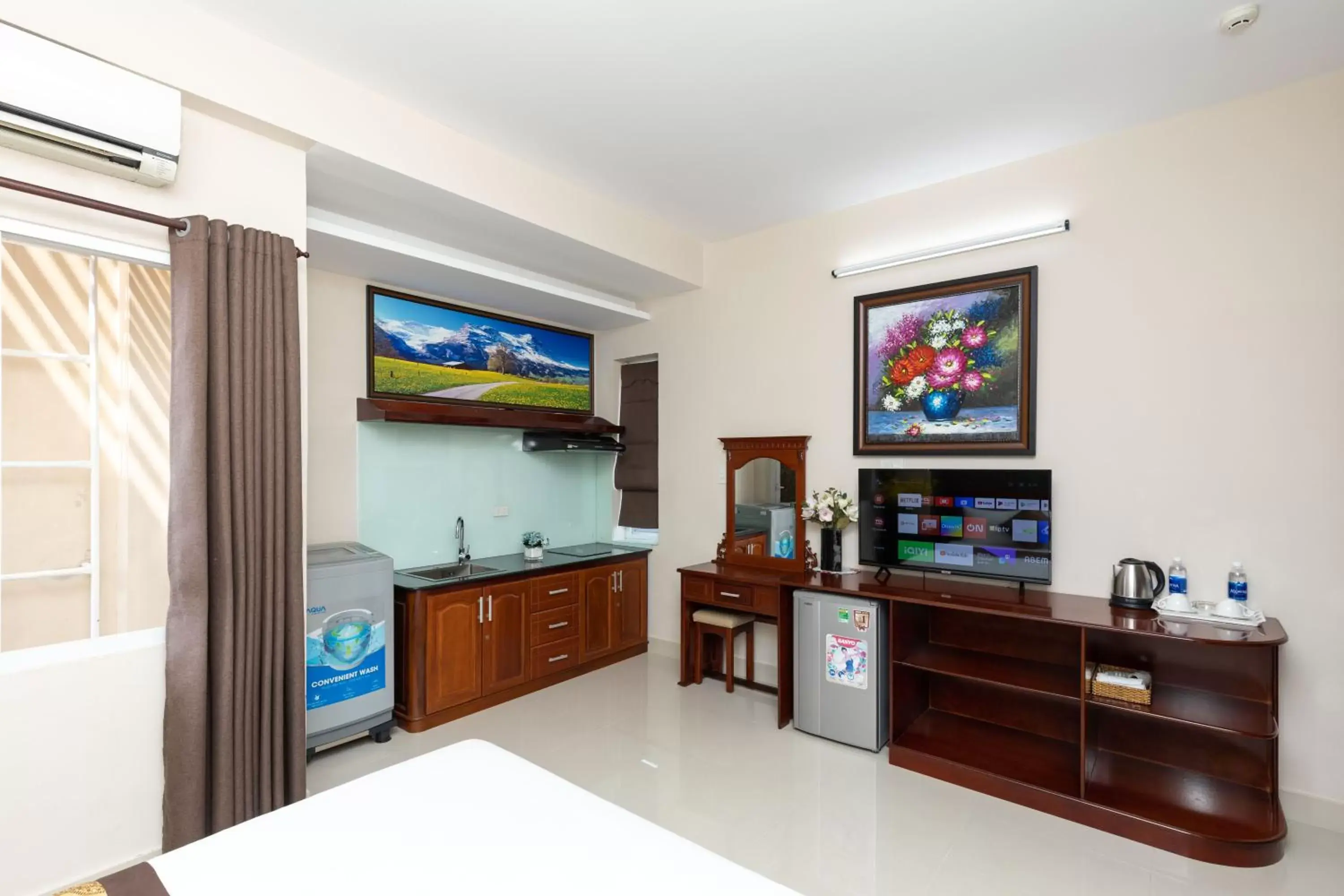 TV and multimedia, Kitchen/Kitchenette in Queen Garden Hotel & Apartment