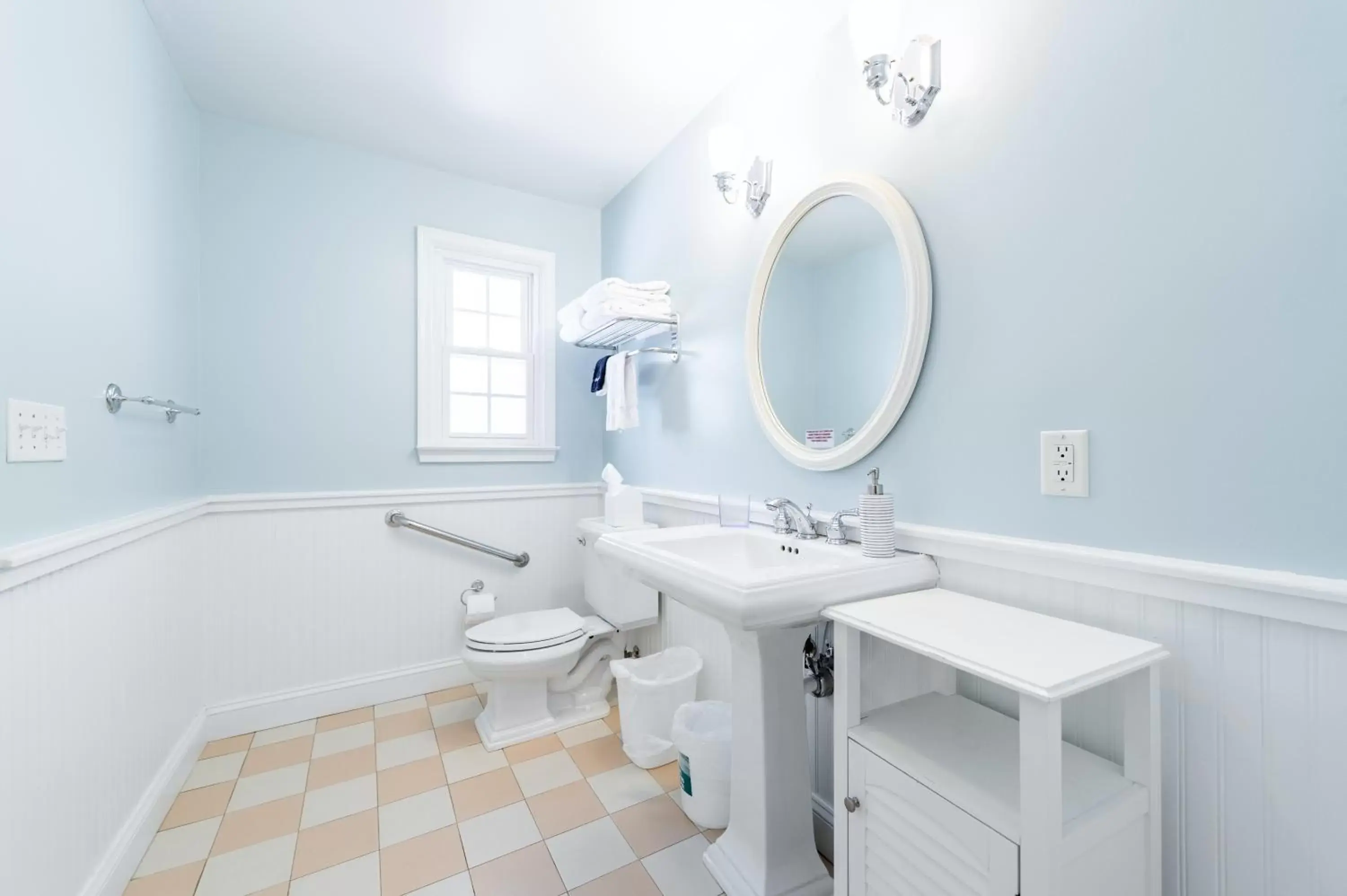 Toilet, Bathroom in Canalside Inn