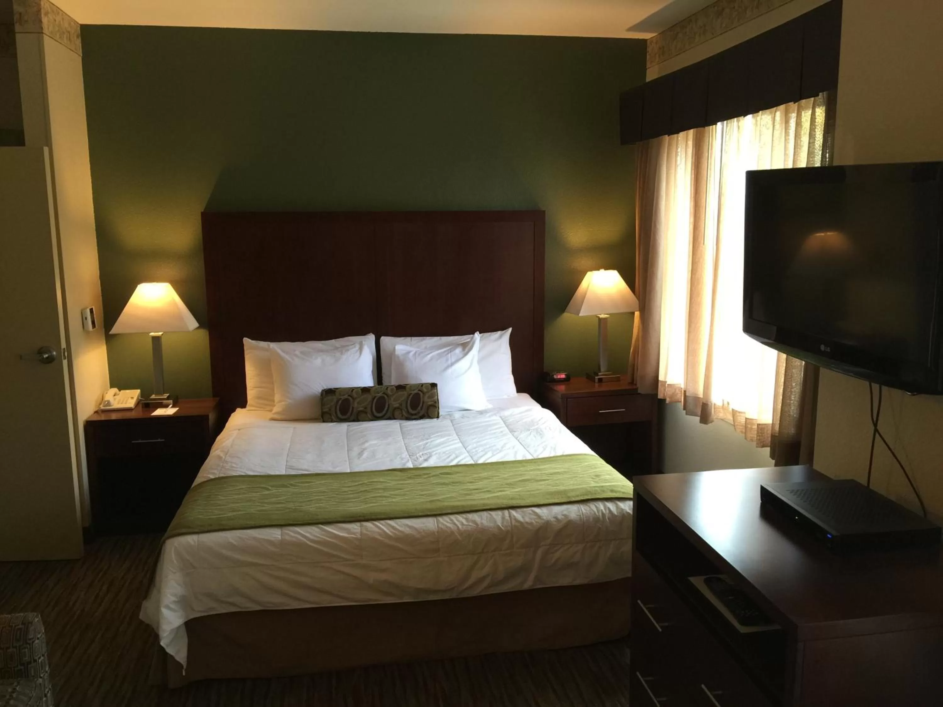 Bed in Hawthorn Suites by Wyndham Rancho Cordova/Folsom