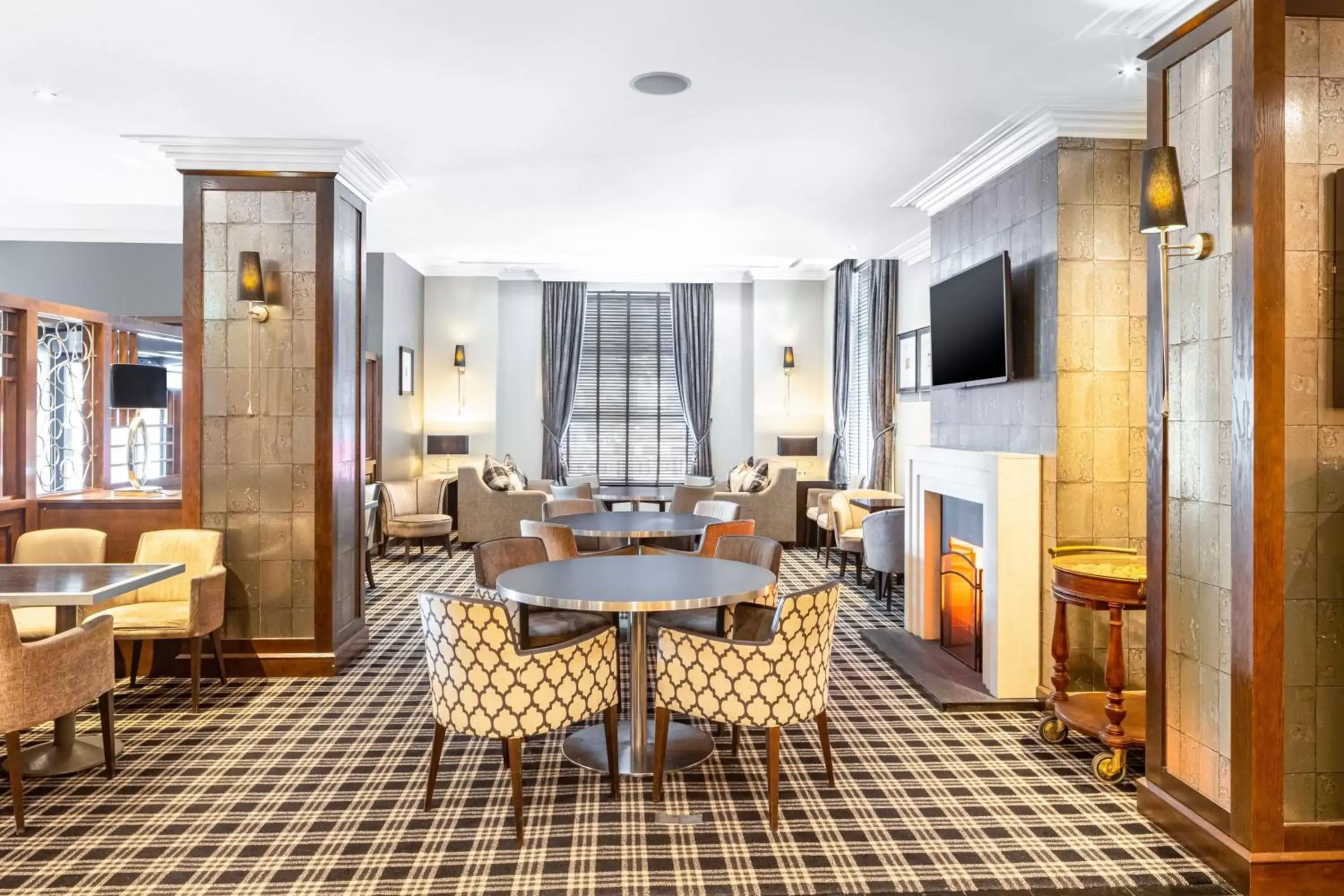 Lounge or bar, Dining Area in Edinburgh Holyrood Hotel