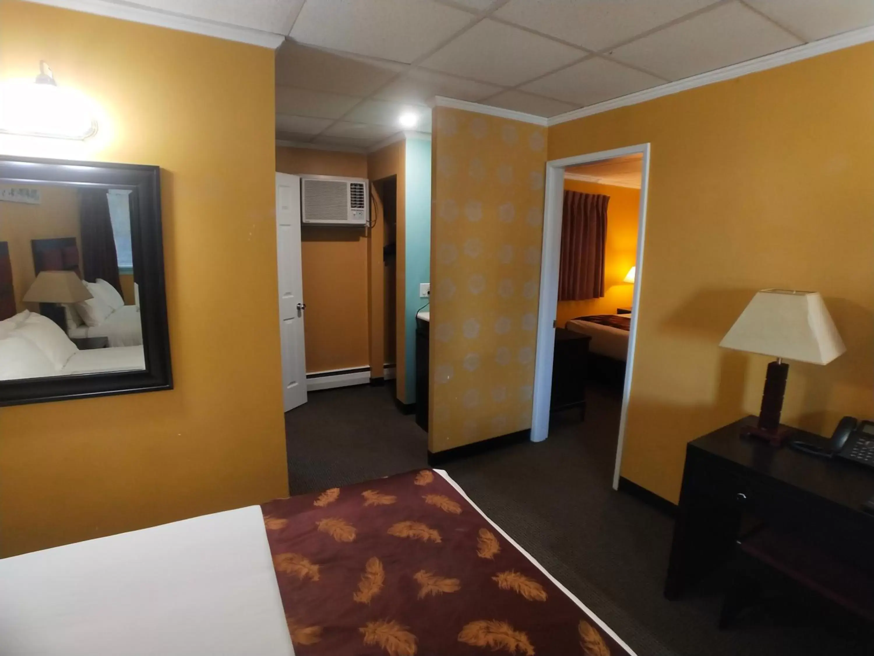 Bedroom, Bed in Alpine Inn & Suites