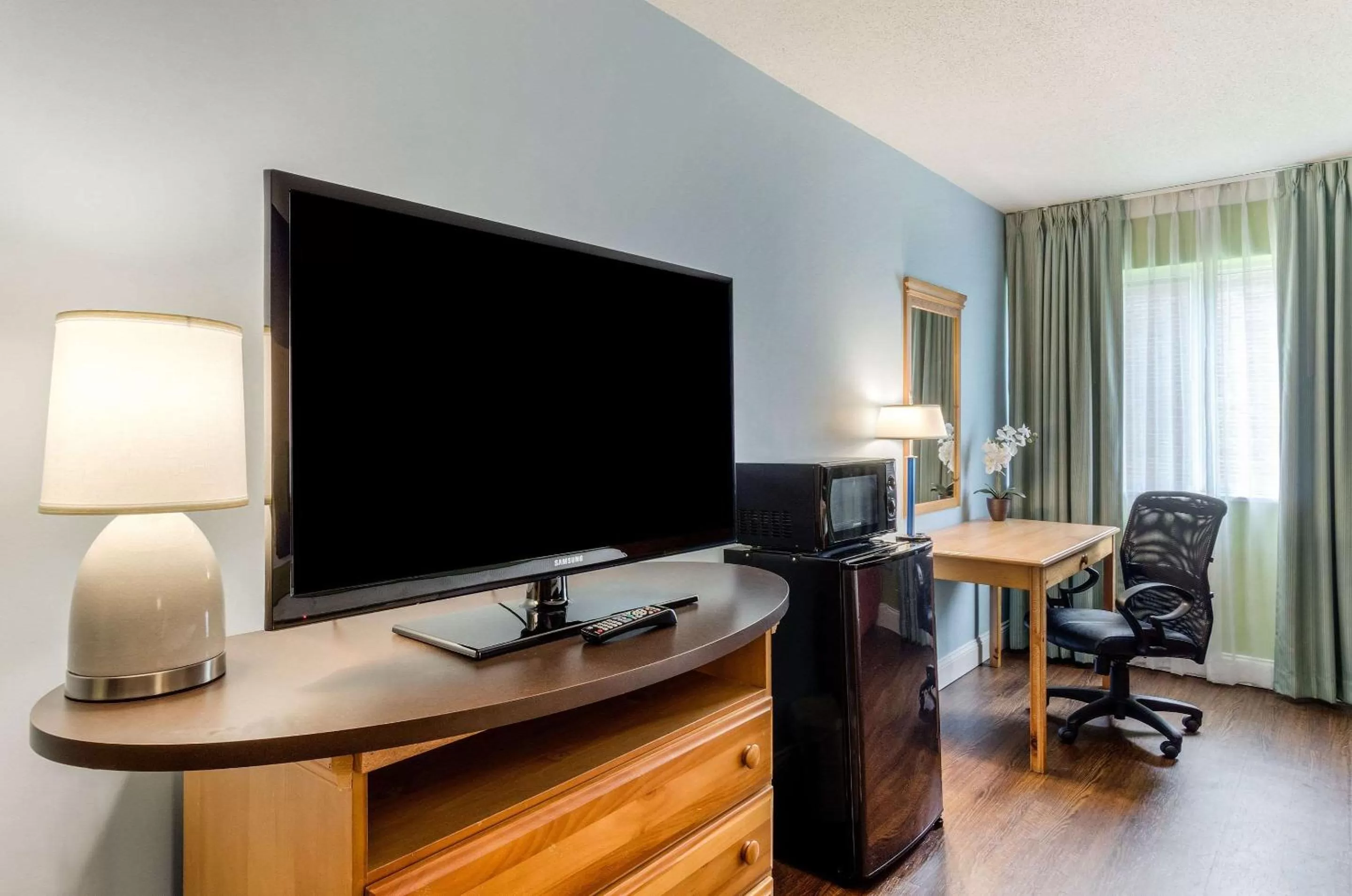 Photo of the whole room, TV/Entertainment Center in Clarion Hotel Seekonk - Providence
