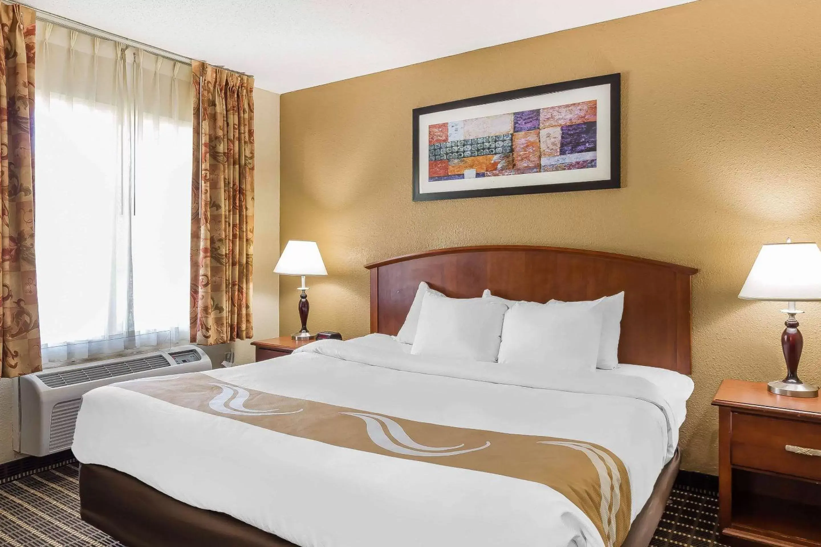 Photo of the whole room, Bed in Quality Inn & Suites Sevierville - Pigeon Forge