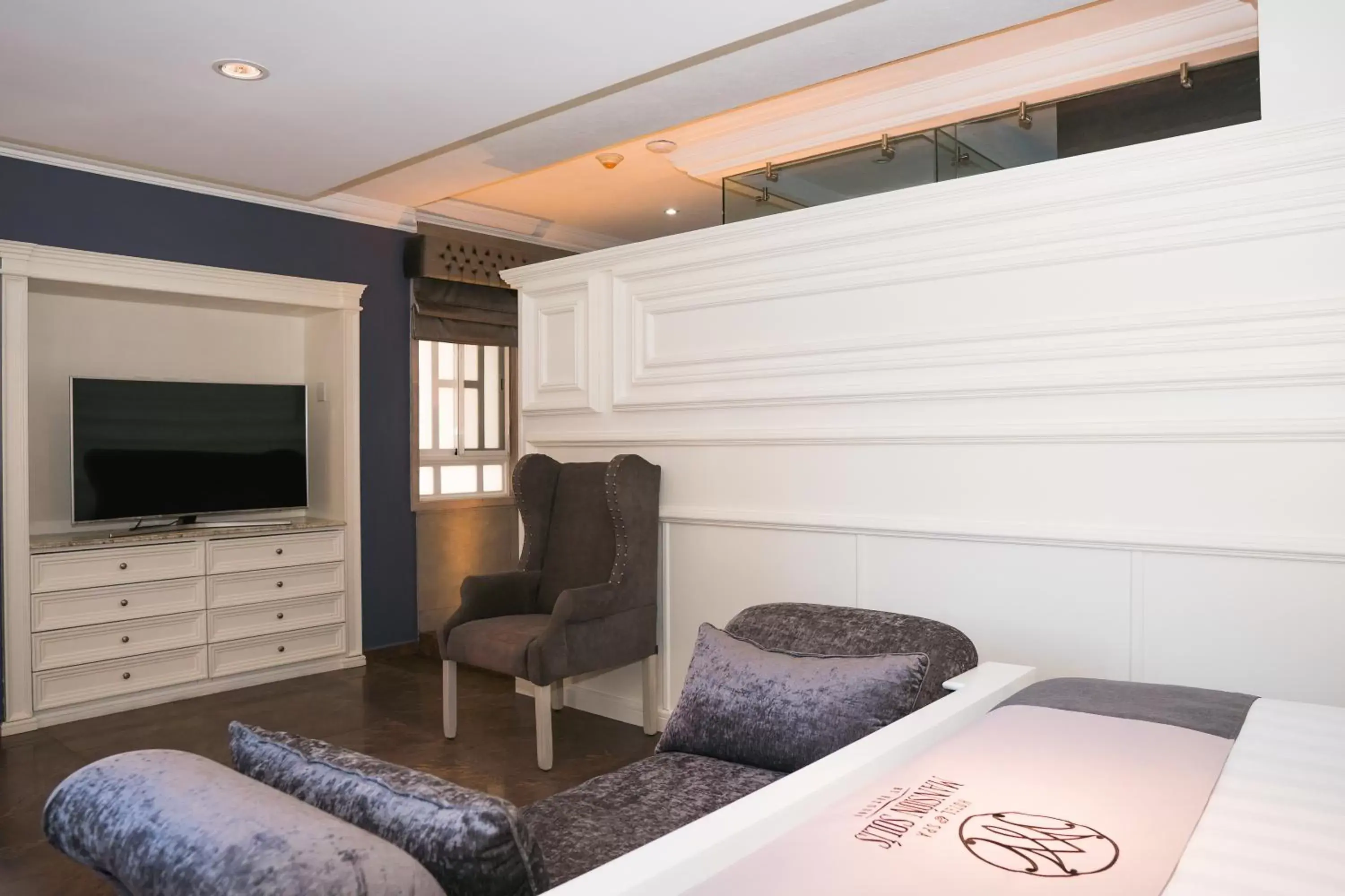 Bedroom, TV/Entertainment Center in HOTEL & SPA MANSION SOLIS by HOTSSON