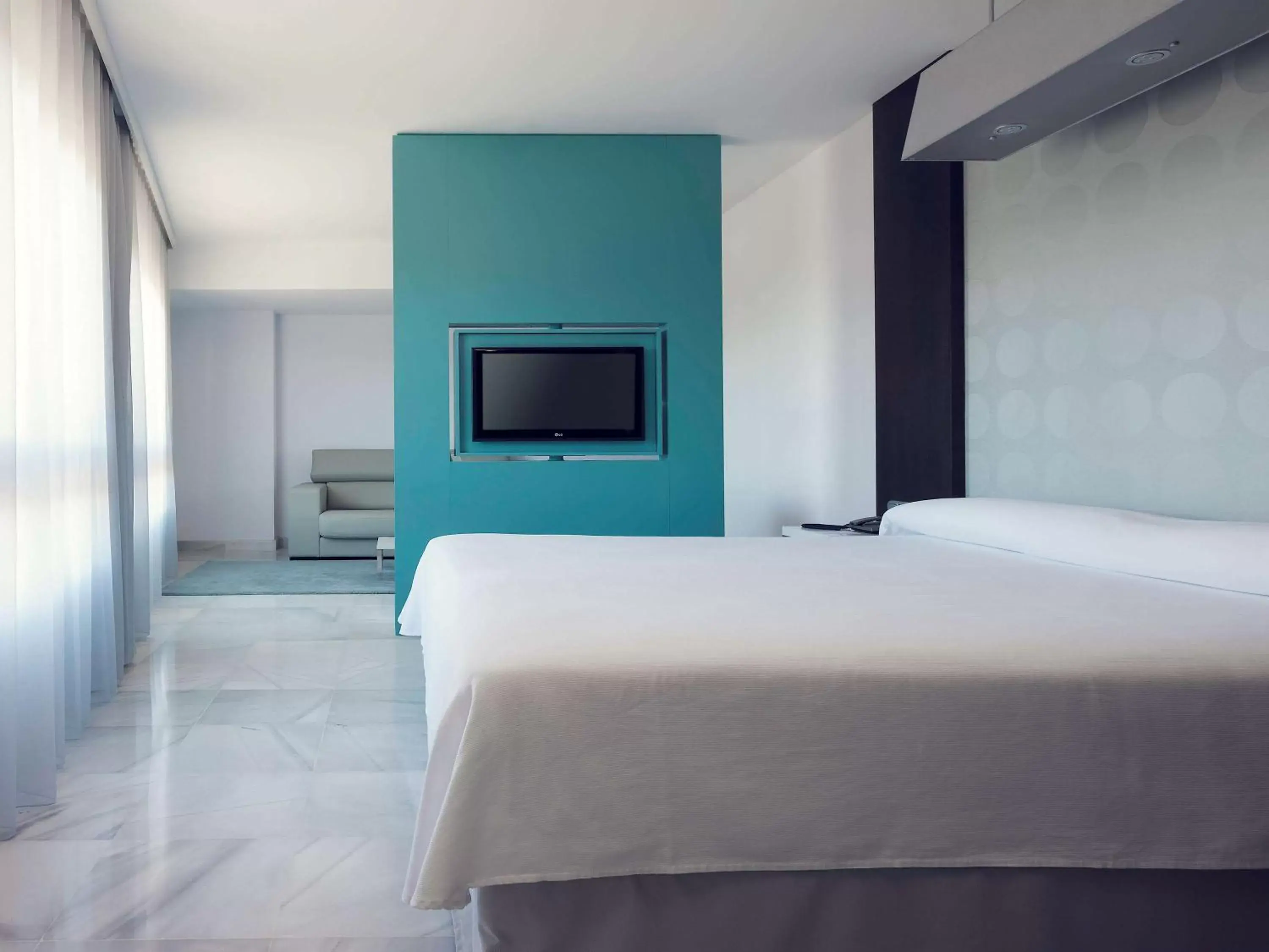 Photo of the whole room, Bed in Mercure Algeciras