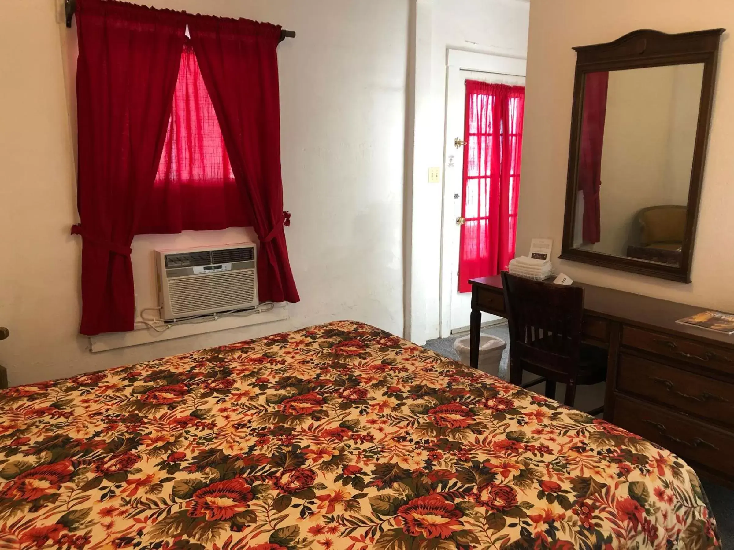 Bed in Amargosa Opera House & Hotel