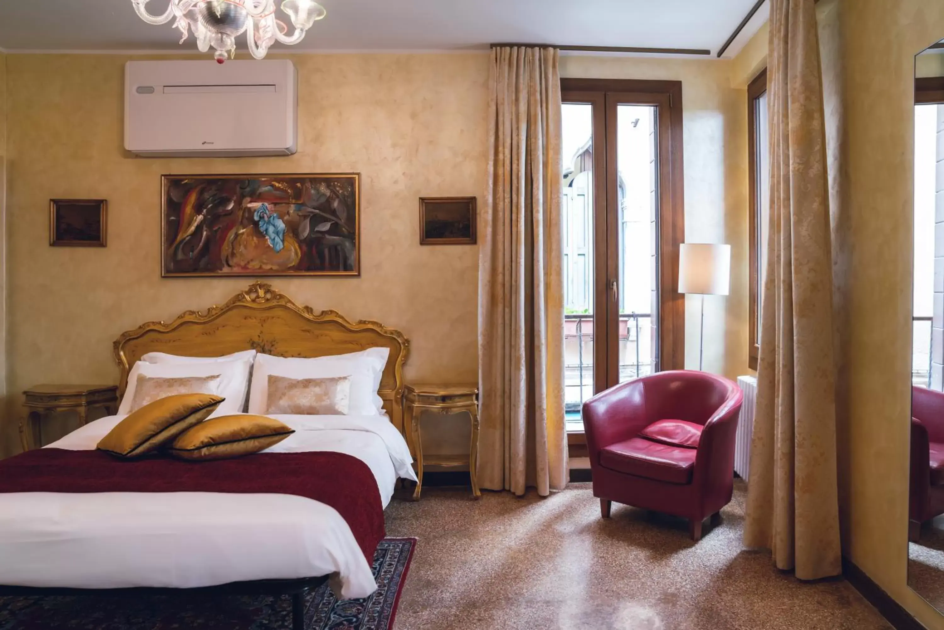 Bedroom, Bed in Palazzo San Luca
