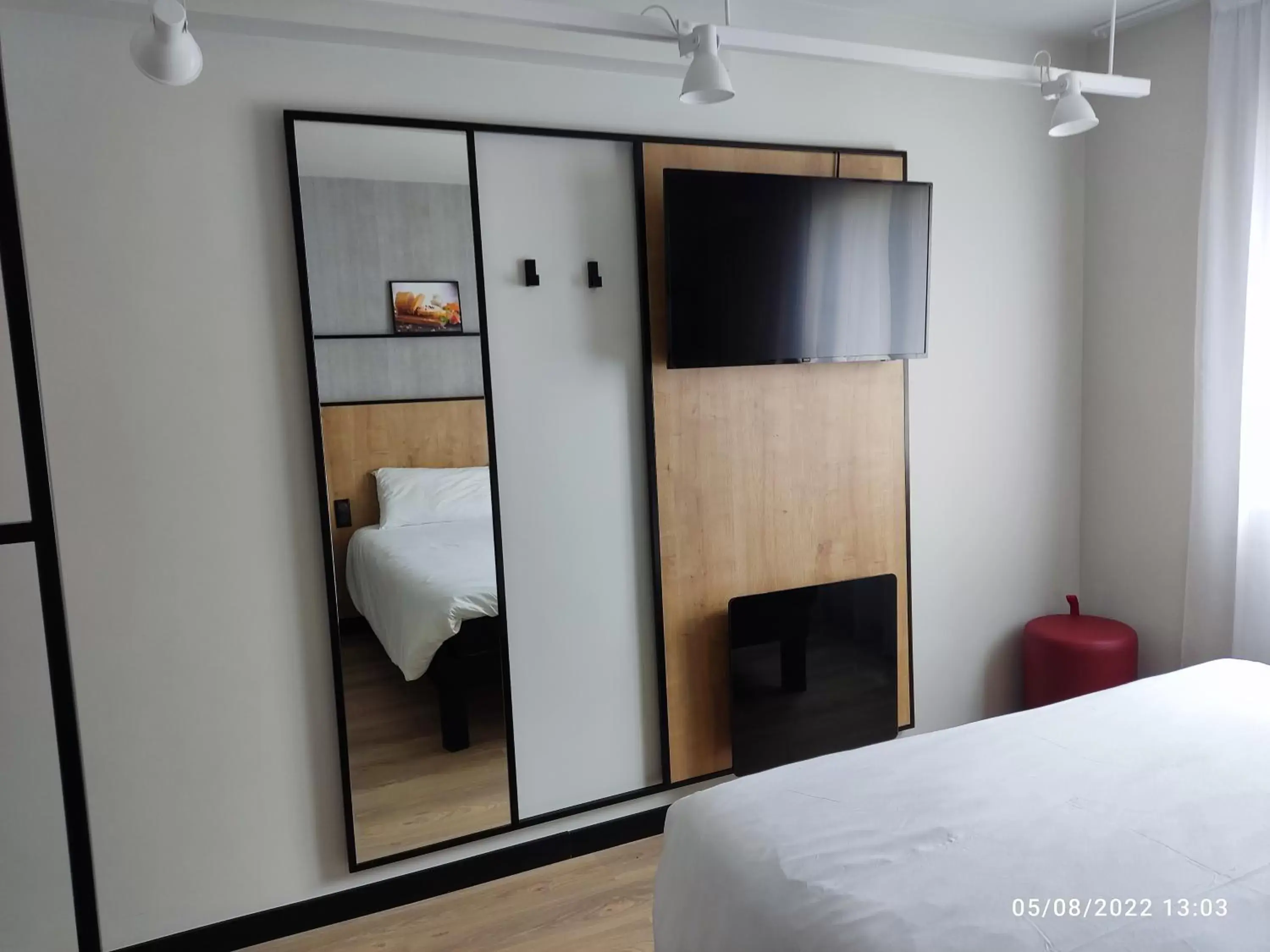 TV and multimedia, TV/Entertainment Center in Ibis Brive Centre