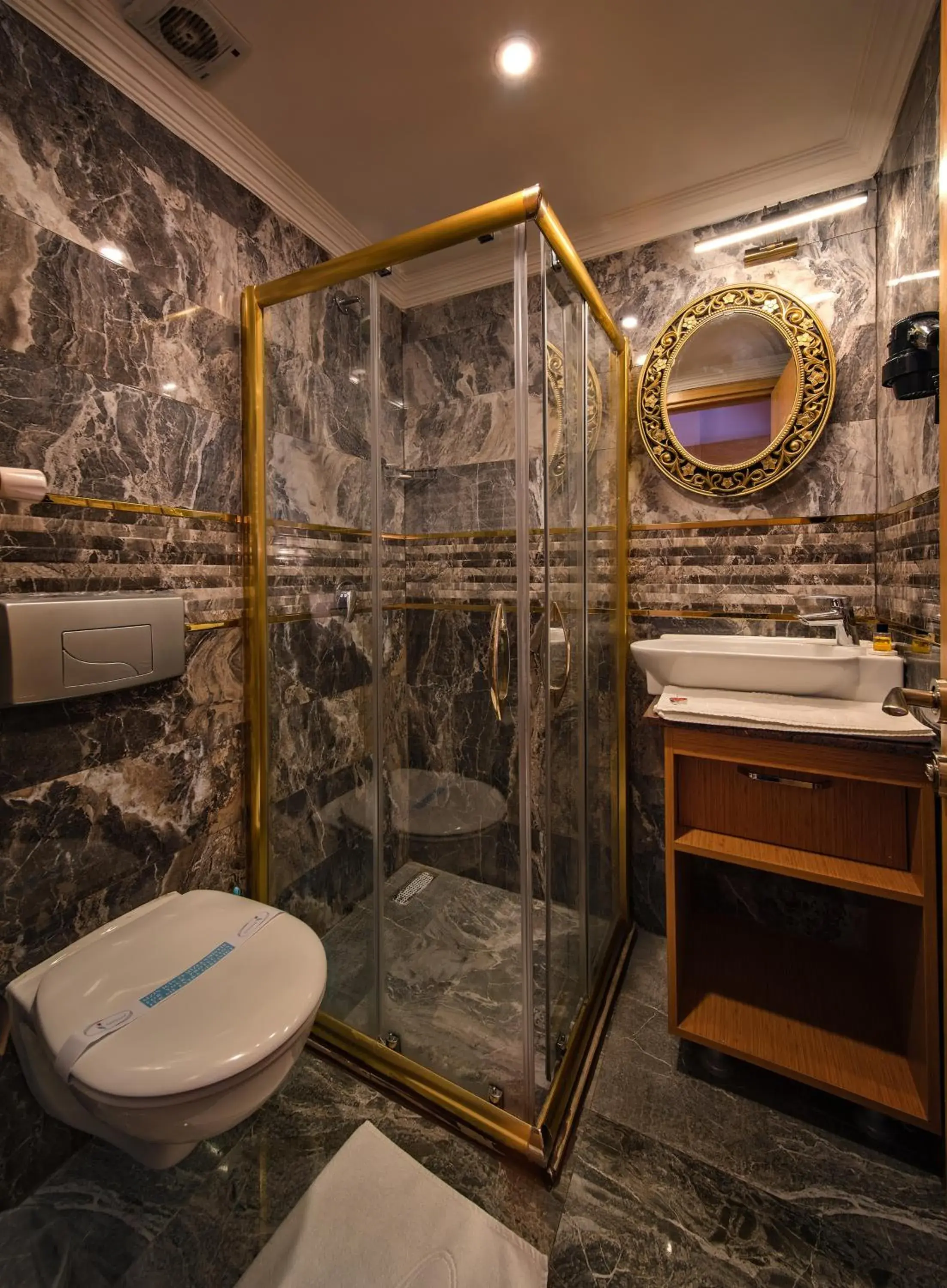 Bathroom in Gulhane Corner Hotel