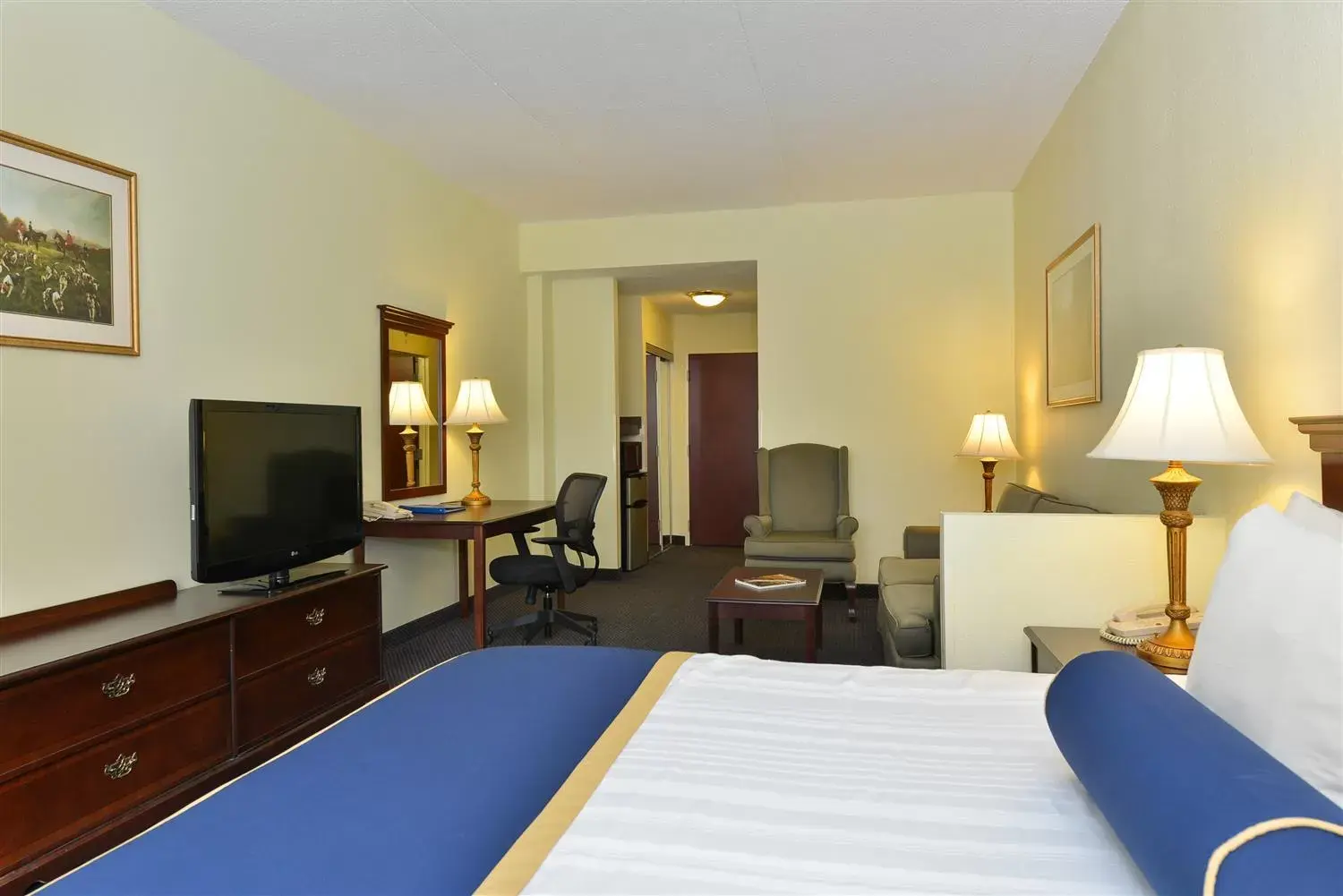 Bedroom, TV/Entertainment Center in Best Western Plus Crossroads Inn & Suites