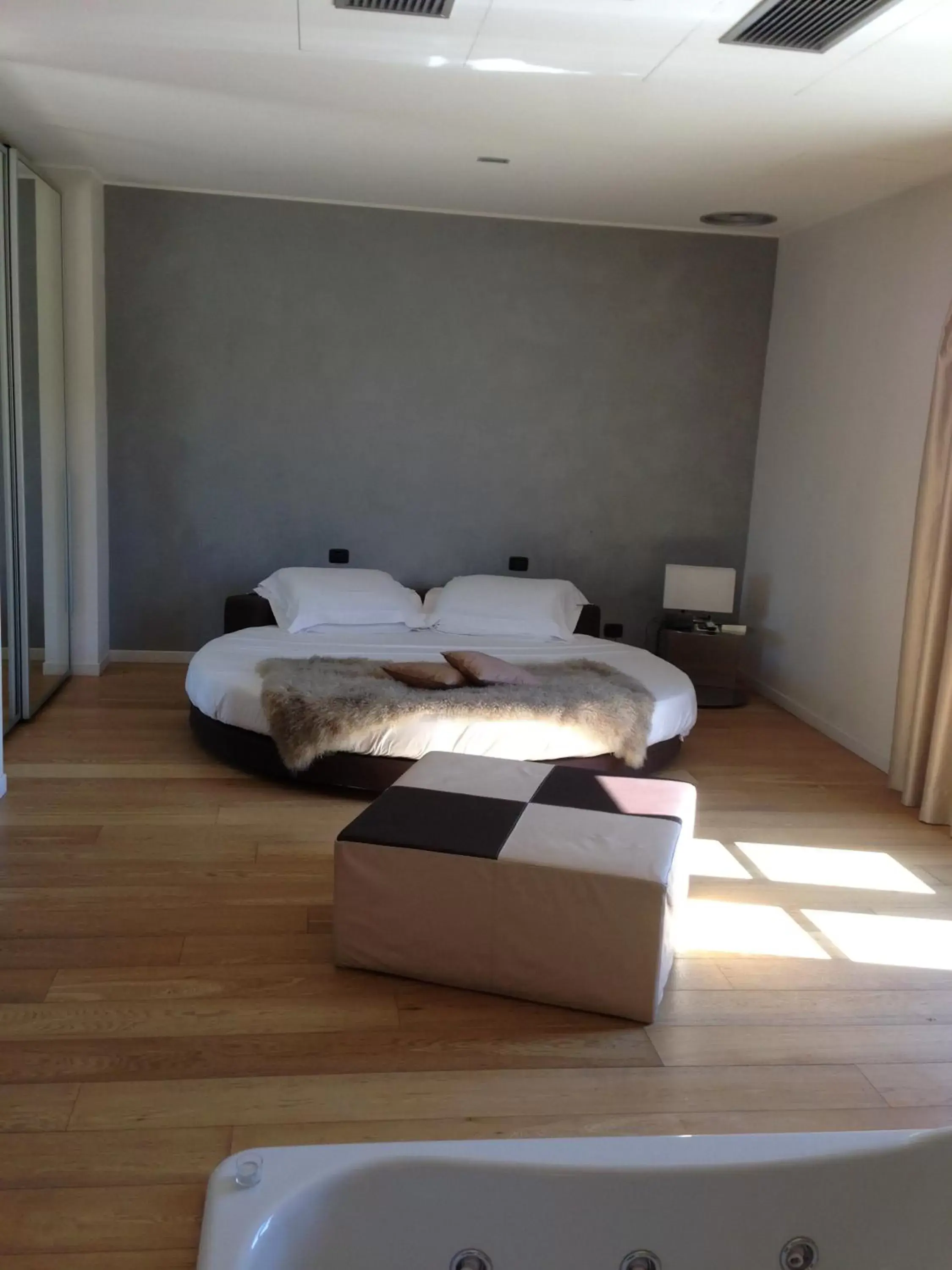 Photo of the whole room, Bed in Joia Hotel & Luxury Apartments