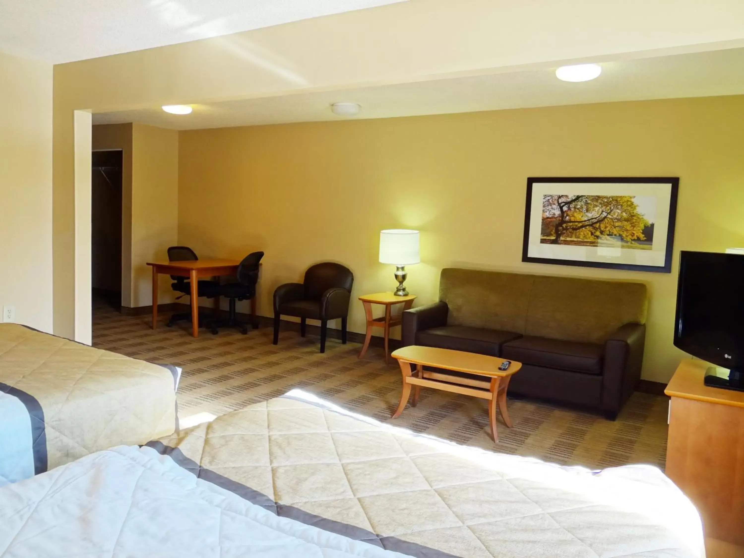 Bed, Seating Area in Extended Stay America Suites - Arlington - Six Flags