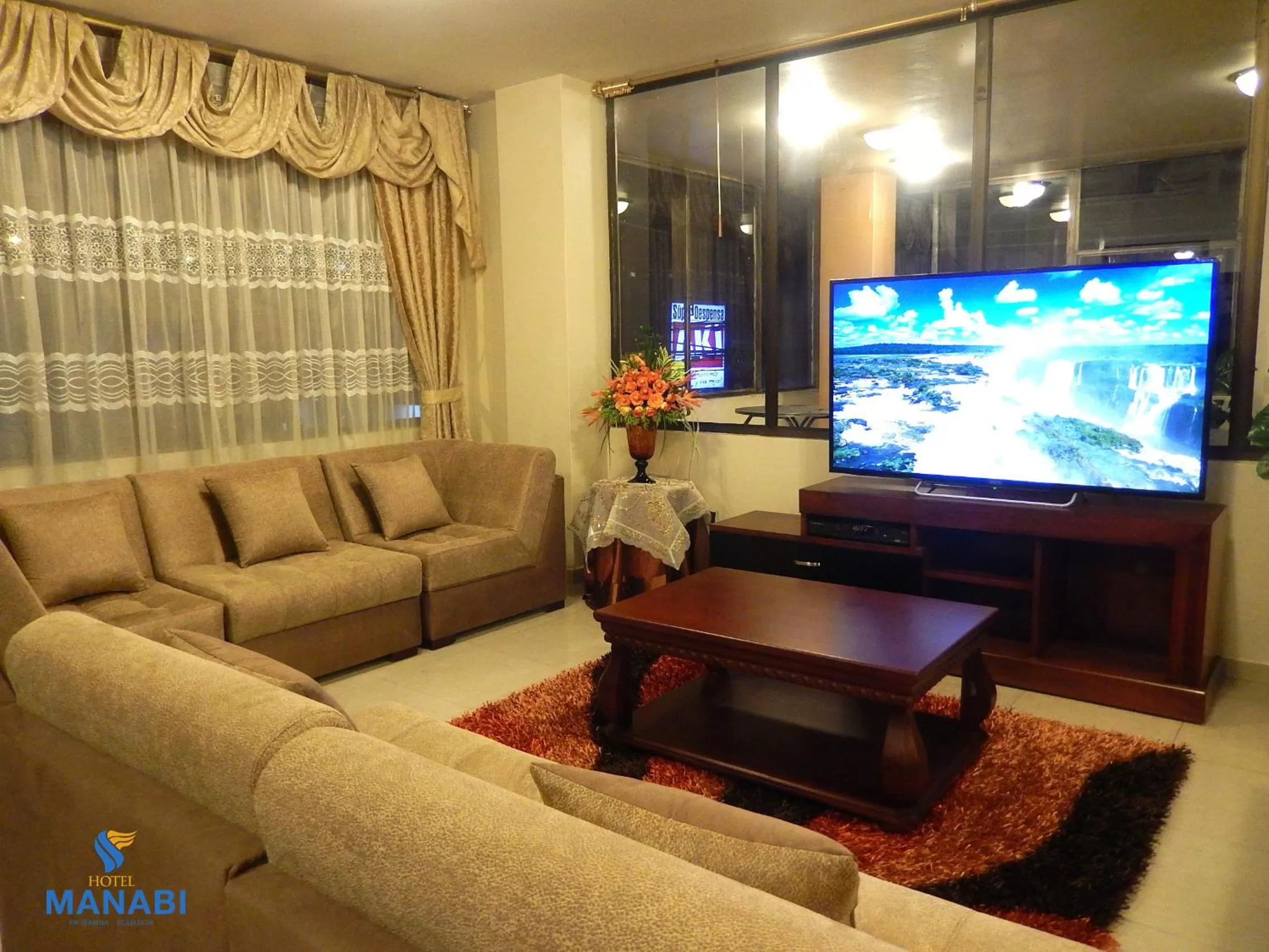 Communal lounge/ TV room in La Merced Plaza Hospedaje