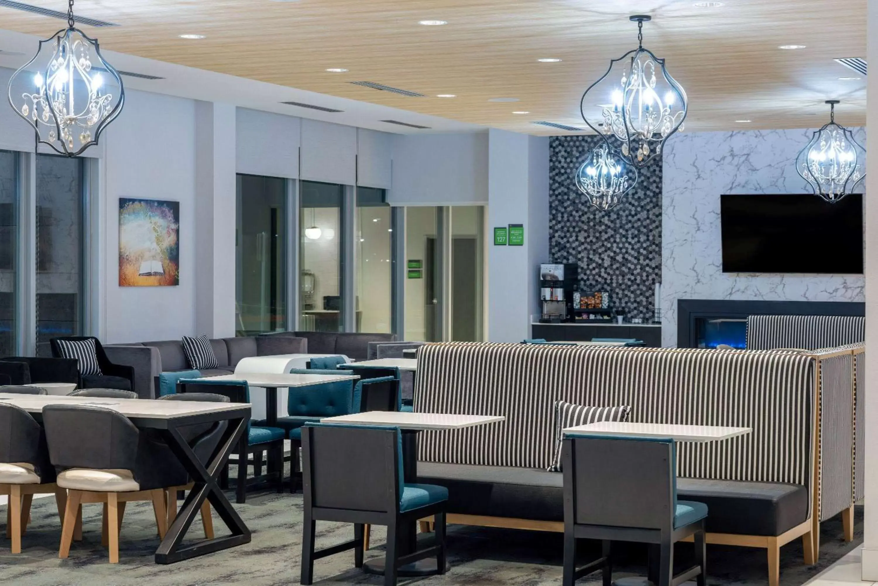 Lobby or reception, Restaurant/Places to Eat in La Quinta Inn & Suites by Wyndham Maricopa Copper Sky