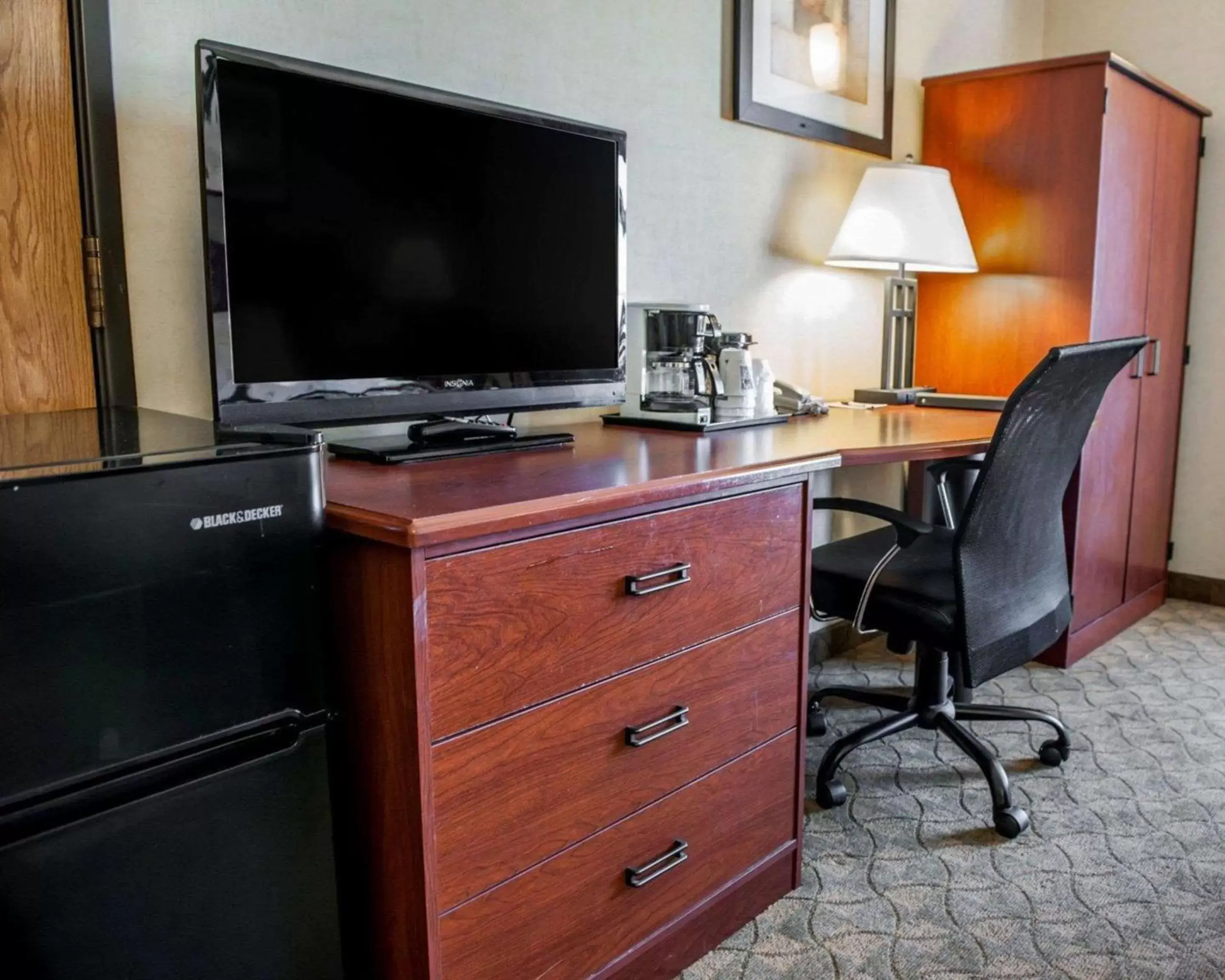 Photo of the whole room, TV/Entertainment Center in Econo Lodge Champaign Urbana – University Area