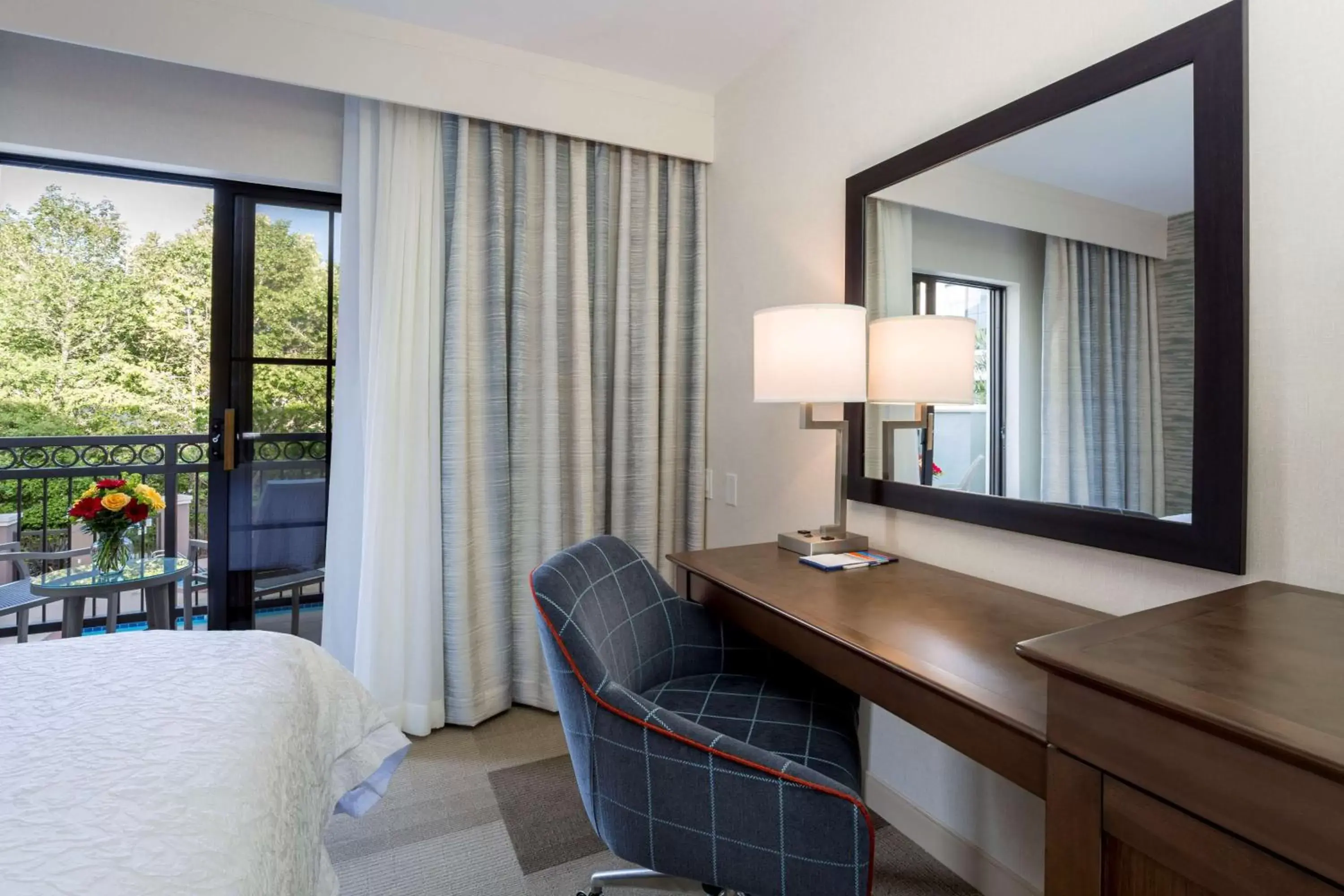 Bed, Seating Area in Hampton Inn Santa Barbara/Goleta