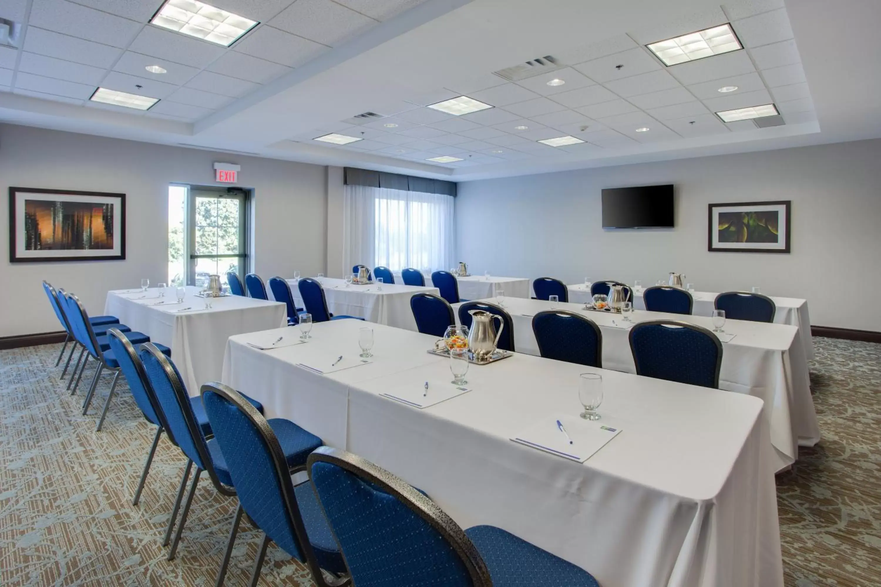 Meeting/conference room in Holiday Inn Express & Suites Ottawa East-Orleans, an IHG Hotel