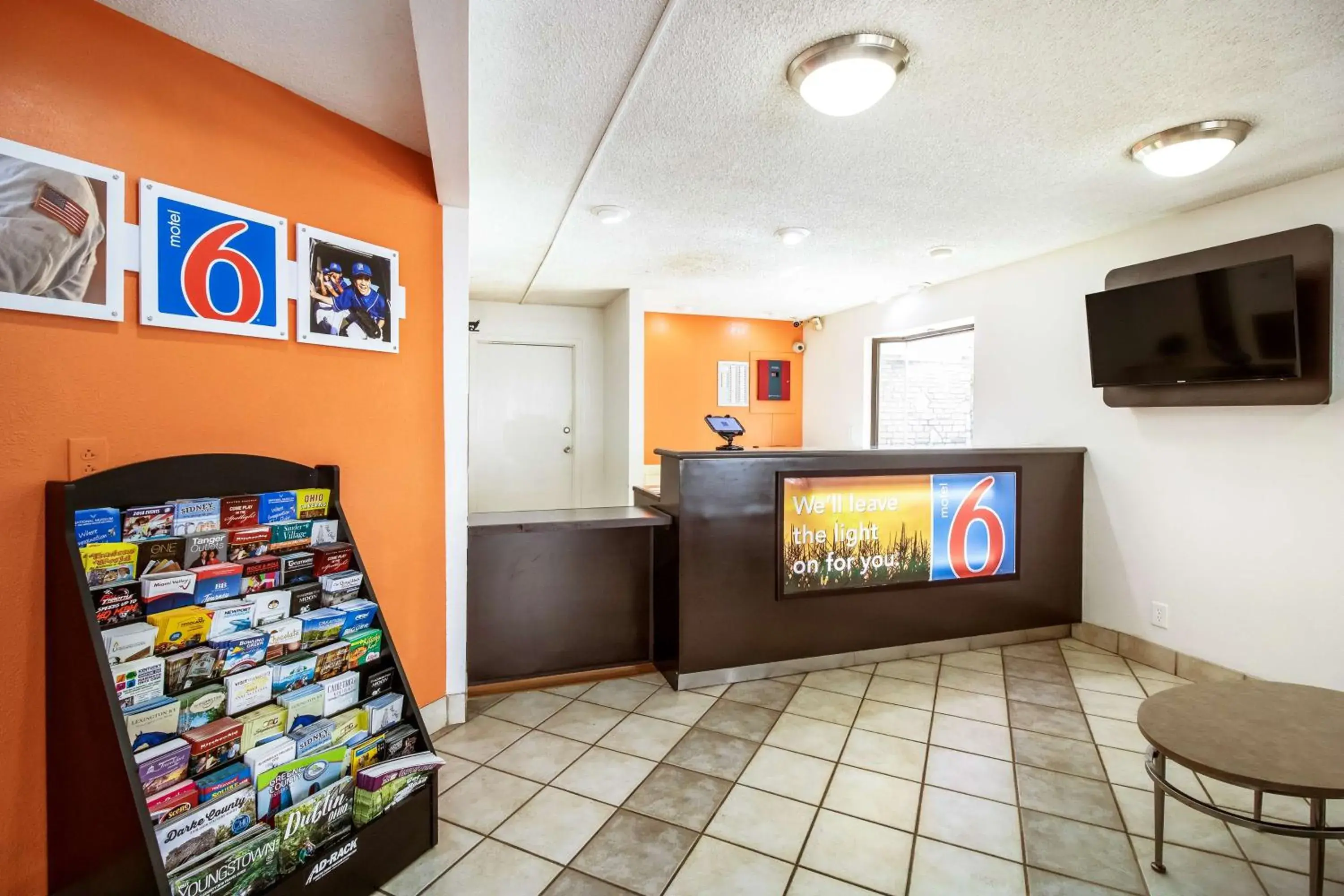 Communal lounge/ TV room, Lobby/Reception in Motel 6-Dayton, OH - Englewood