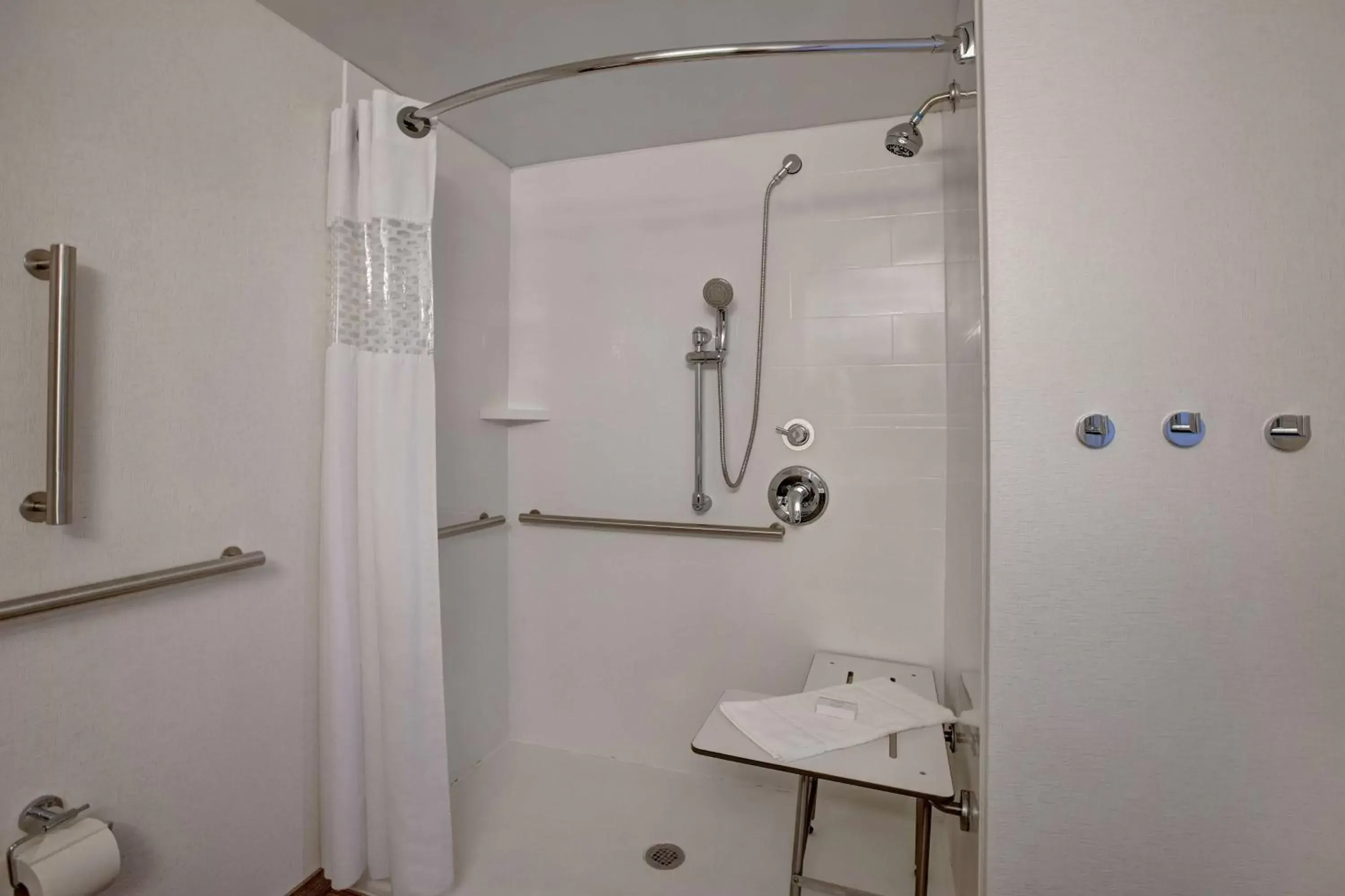 Bathroom in Hampton Inn Fort Wayne-Southwest